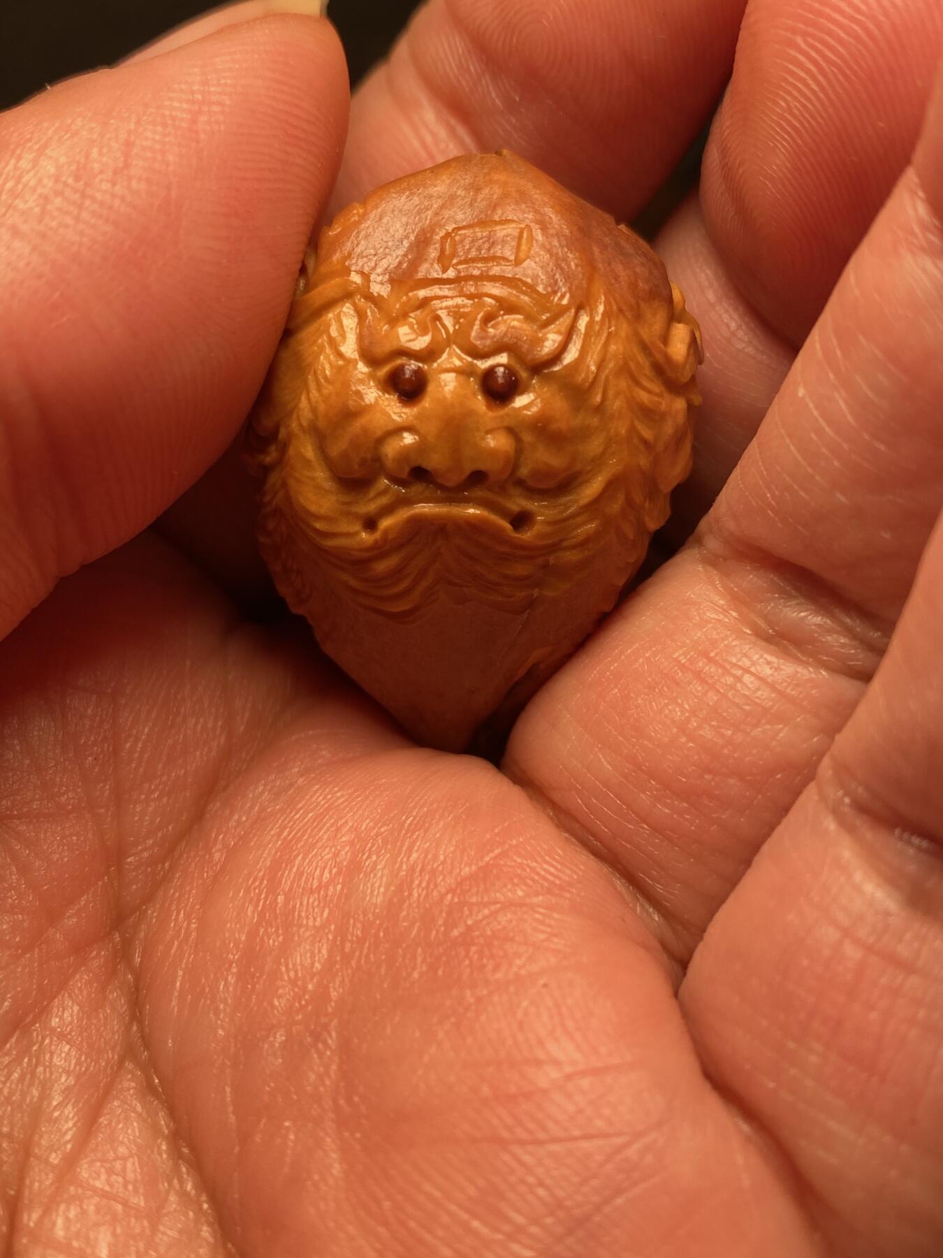 捡漏苏州非物质文化遗产，核雕艺术老苏工 福利苏工核雕，纯手工雕刻,钟馗百态，个性十足，等待有缘人，尺寸2。7x3。58喜欢的来