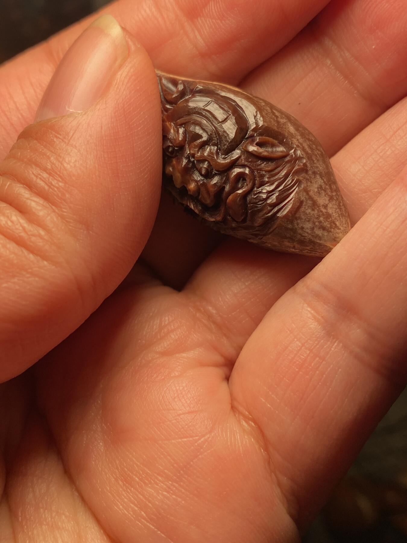 捡漏苏州非物质文化遗产，核雕艺术老苏工 福利苏工核雕纯手工老手艺横版紫核钟馗，雕工深峻，个性十足，等待有缘人，尺寸1。9x4.0喜欢的来