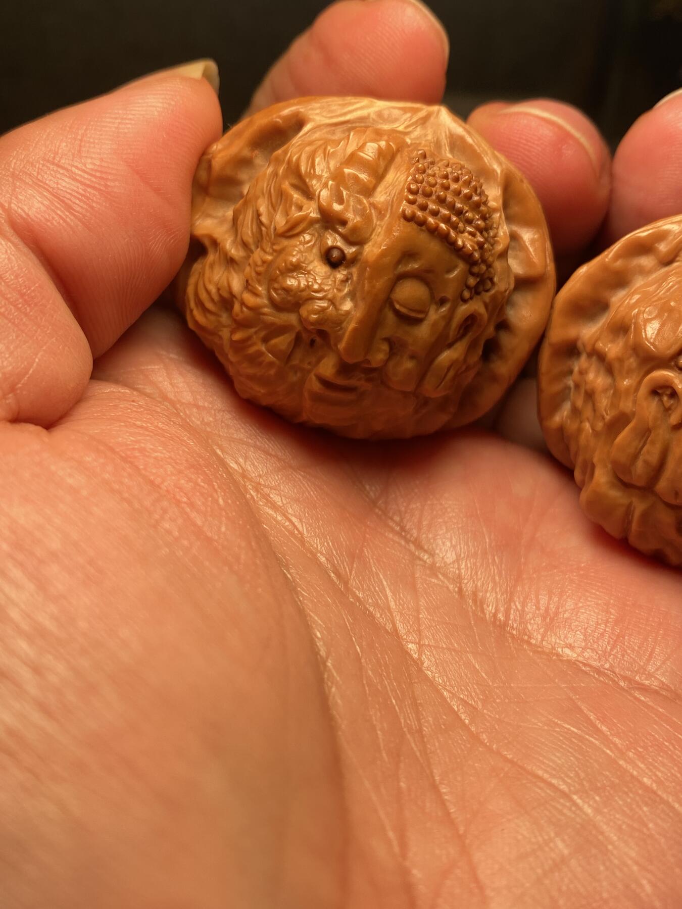 捡漏苏州非物质文化遗产，核雕艺术老苏工 福利苏工核雕，纯手工雕刻,核桃四面雕刻佛魔一念，个性十足，等待有缘人，市场无同款，尺寸4。18喜欢的来