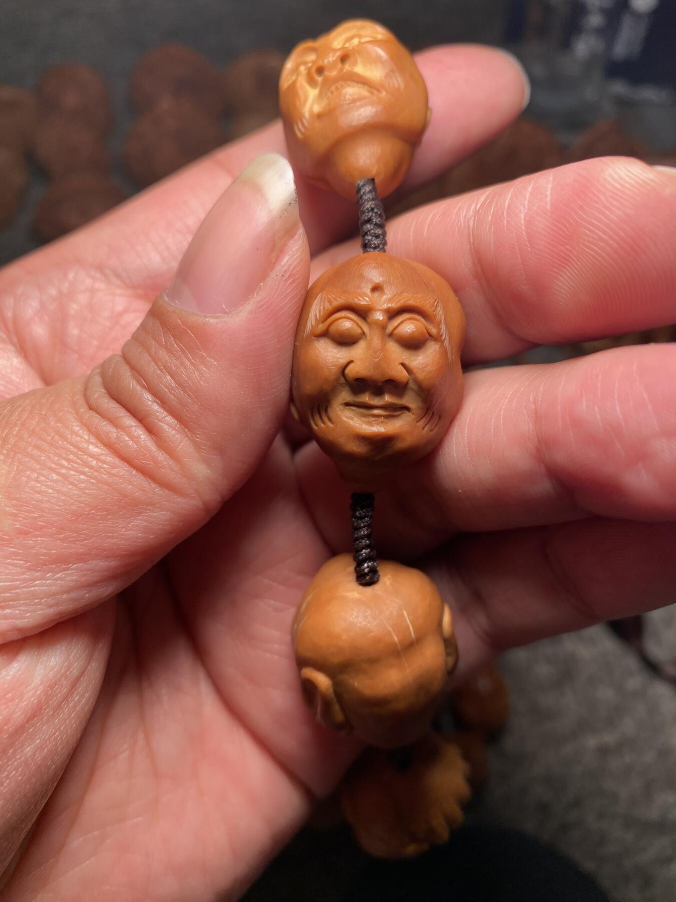 捡漏苏州非物质文化遗产，核雕艺术老苏工 福利苏工核雕纯手工老手艺，殷派十八罗汉，雕工深峻，个性十足，等待有缘人，尺寸2。15x2.9喜欢的来