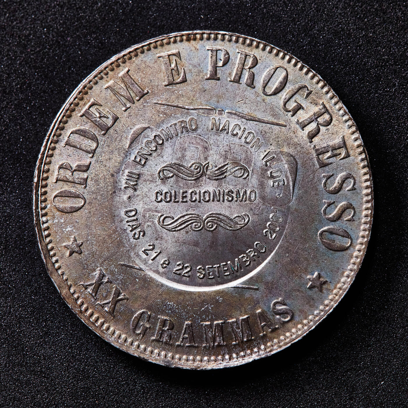 【俄甄集藏】满园春色-2026年(051)04-22星期三 晚 19:30 全场包邮 巴西2001年南里奥格兰德州钱币协会纪念第13届全国收藏家大会举办加盖1907年2000瑞斯女神银币，稀少品种