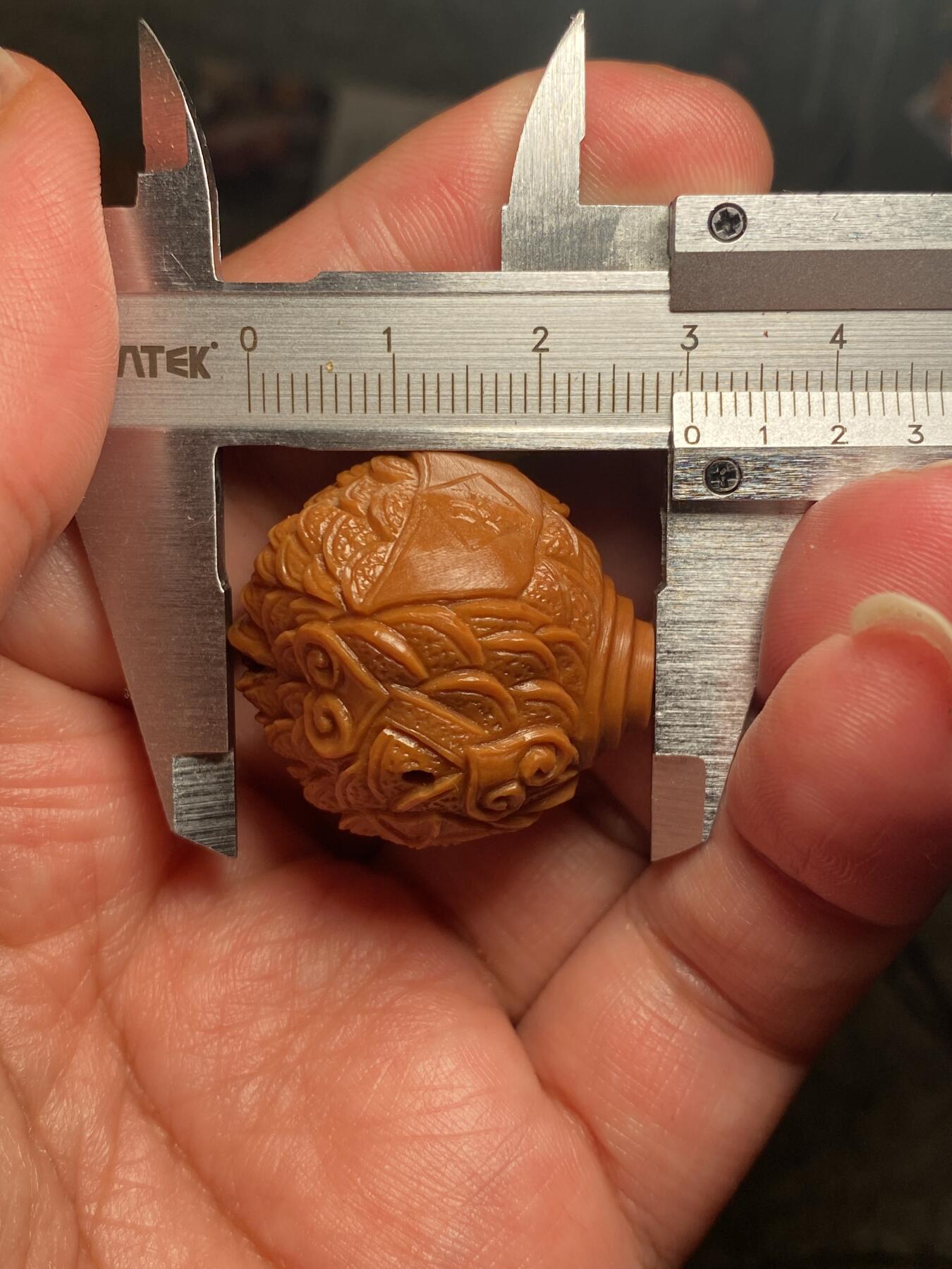 捡漏苏州非物质文化遗产，核雕艺术老苏工 福利苏工核雕纯手工铁核金蟾三通，雕工深峻，个性十足，等待有缘人，尺寸2。8x3.0目前核界最大尺寸喜欢的来