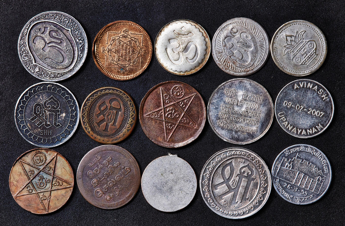 【俄甄集藏】满园春色-2026年(051)04-22星期三 晚 19:30 全场包邮 印度19-20世纪土邦印度教庙宇代用币一组，材质有银、铜、锌、合金等，最大直径：37mm，最小直径：19mm，共75枚