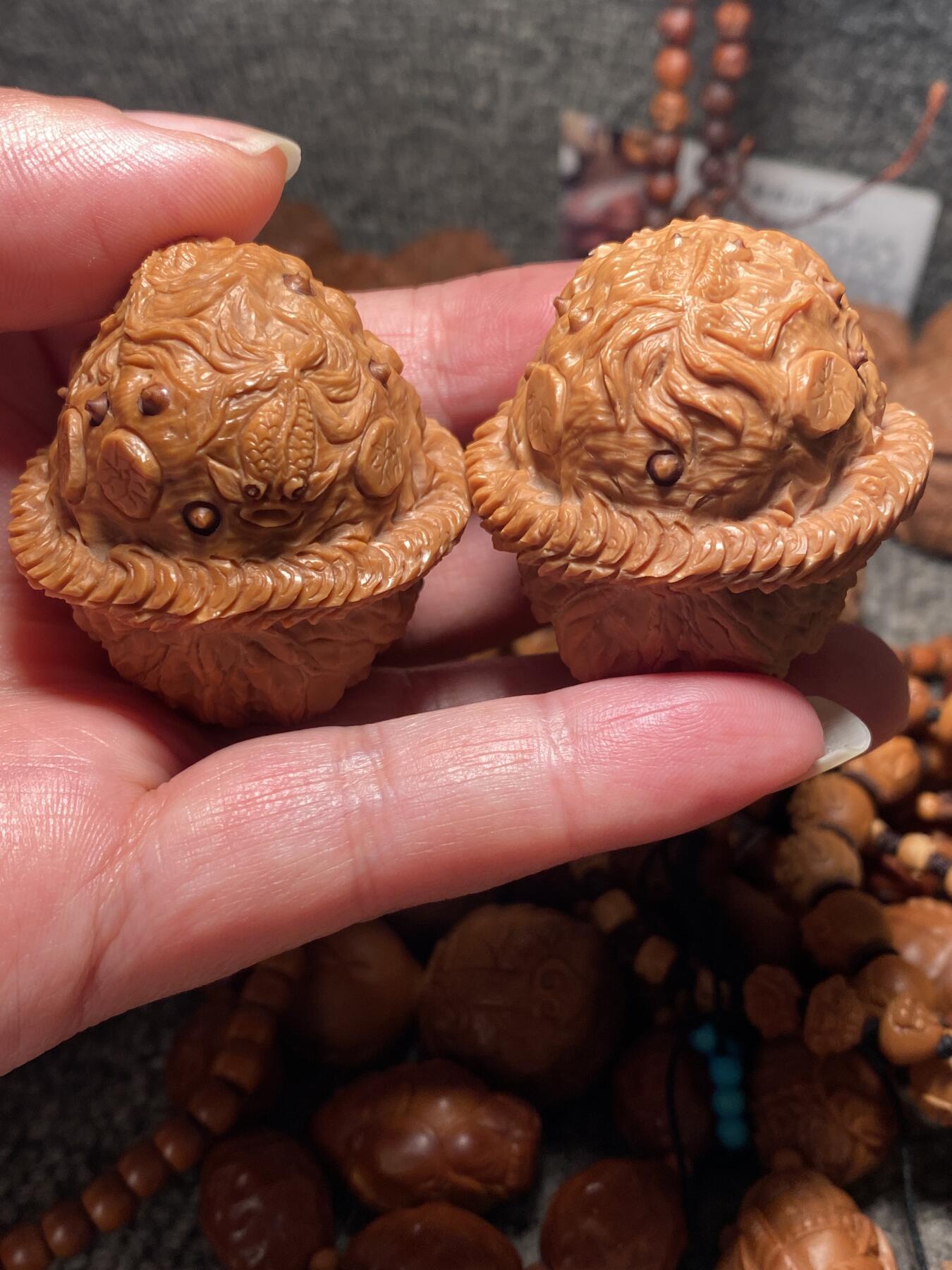 捡漏苏州非物质文化遗产，核雕艺术老苏工 福利苏工核雕，纯手工雕刻,核桃老苏工留刀痕腰缠万贯，金玉满堂，年年有余，好运连连，个性十足，等待有缘人，市场无同款，尺寸4。3喜欢的来
