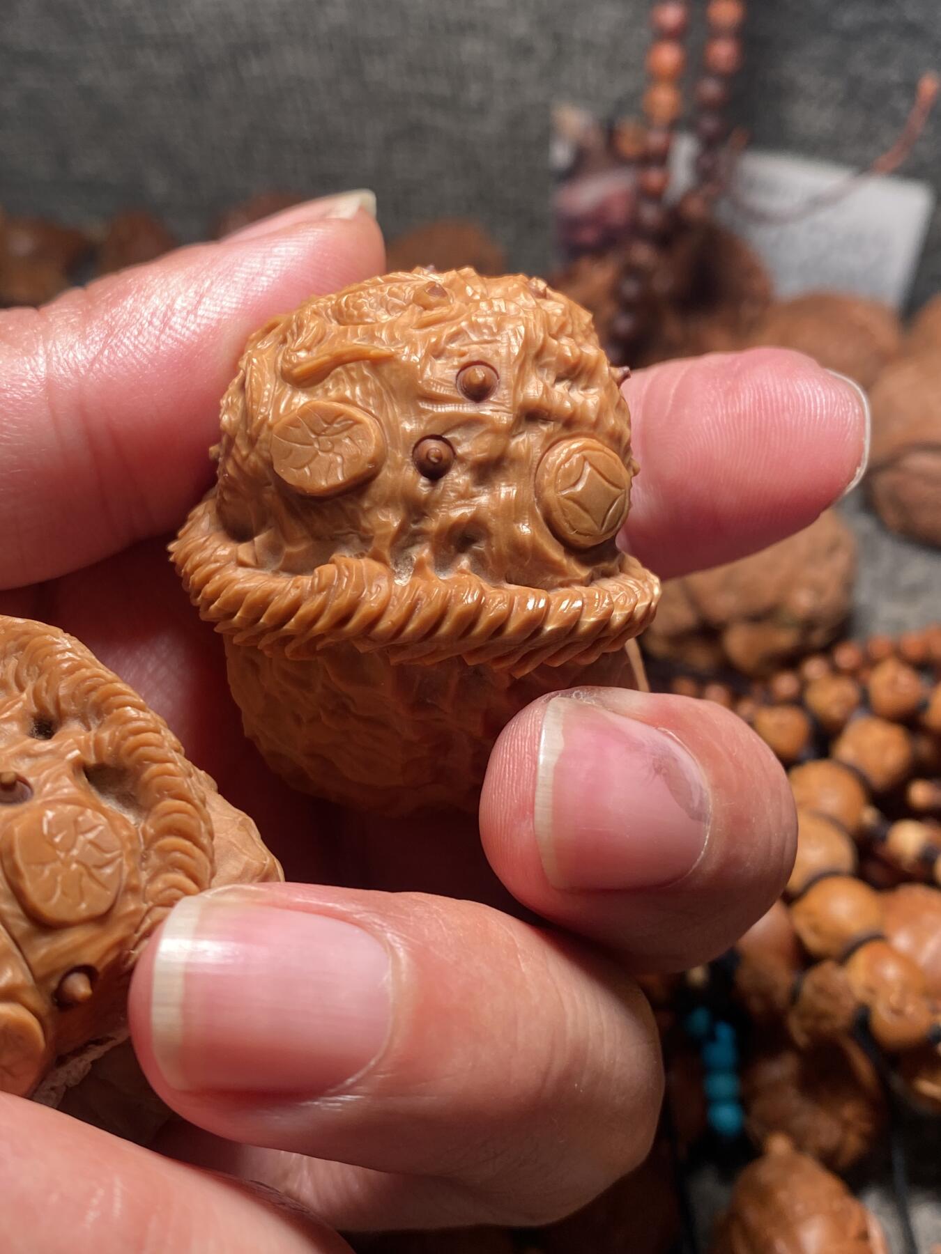 捡漏苏州非物质文化遗产，核雕艺术老苏工 福利苏工核雕，纯手工雕刻,核桃老苏工留刀痕腰缠万贯，金玉满堂，年年有余，好运连连，个性十足，等待有缘人，市场无同款，尺寸4。3喜欢的来