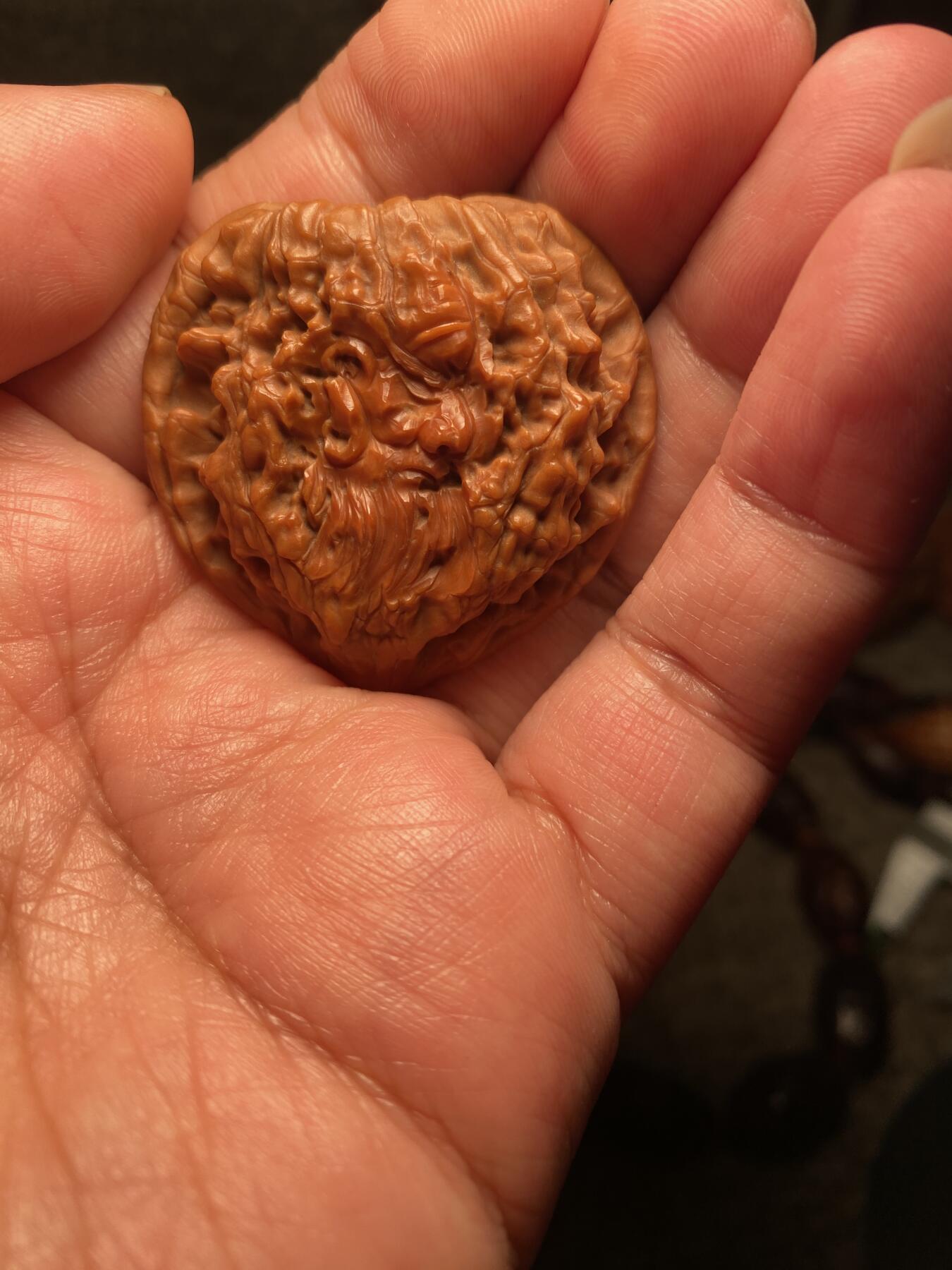 捡漏苏州非物质文化遗产，核雕艺术老苏工 福利苏工核雕，纯手工雕刻,核桃老苏工留刀痕关公，忠义千秋，个性十足，等待有缘人，市场无同款，尺寸4。2喜欢的来