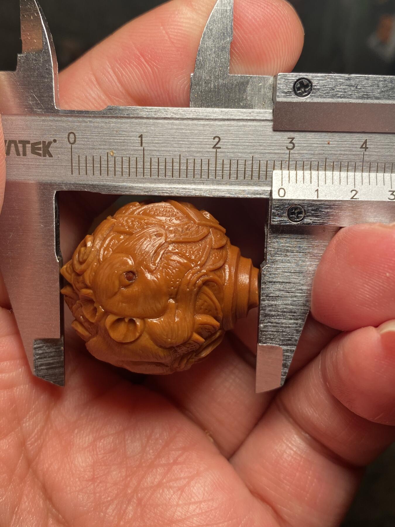 捡漏苏州非物质文化遗产，核雕艺术老苏工 福利苏工核雕纯手工铁核数钱三通，雕工深峻，个性十足，等待有缘人，尺寸2。7x2.9,目前核界最大尺寸喜欢的来