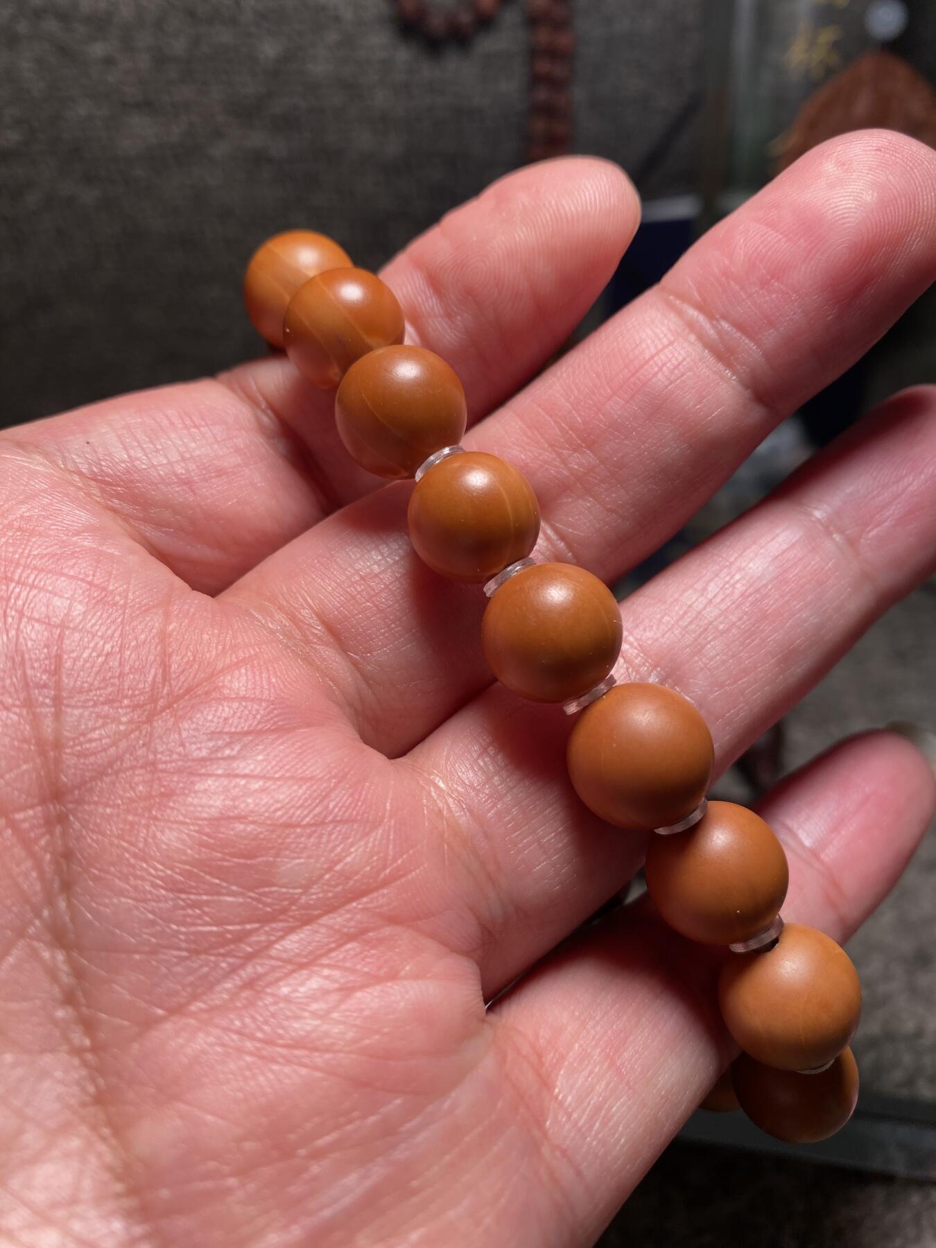 捡漏苏州非物质文化遗产，核雕艺术老苏工 福利苏工核雕纯手工铁核小正圆手串，个性十足，等待有缘人，尺寸1。15左右喜欢的来，二个字便宜，少花冤枉钱，不还价