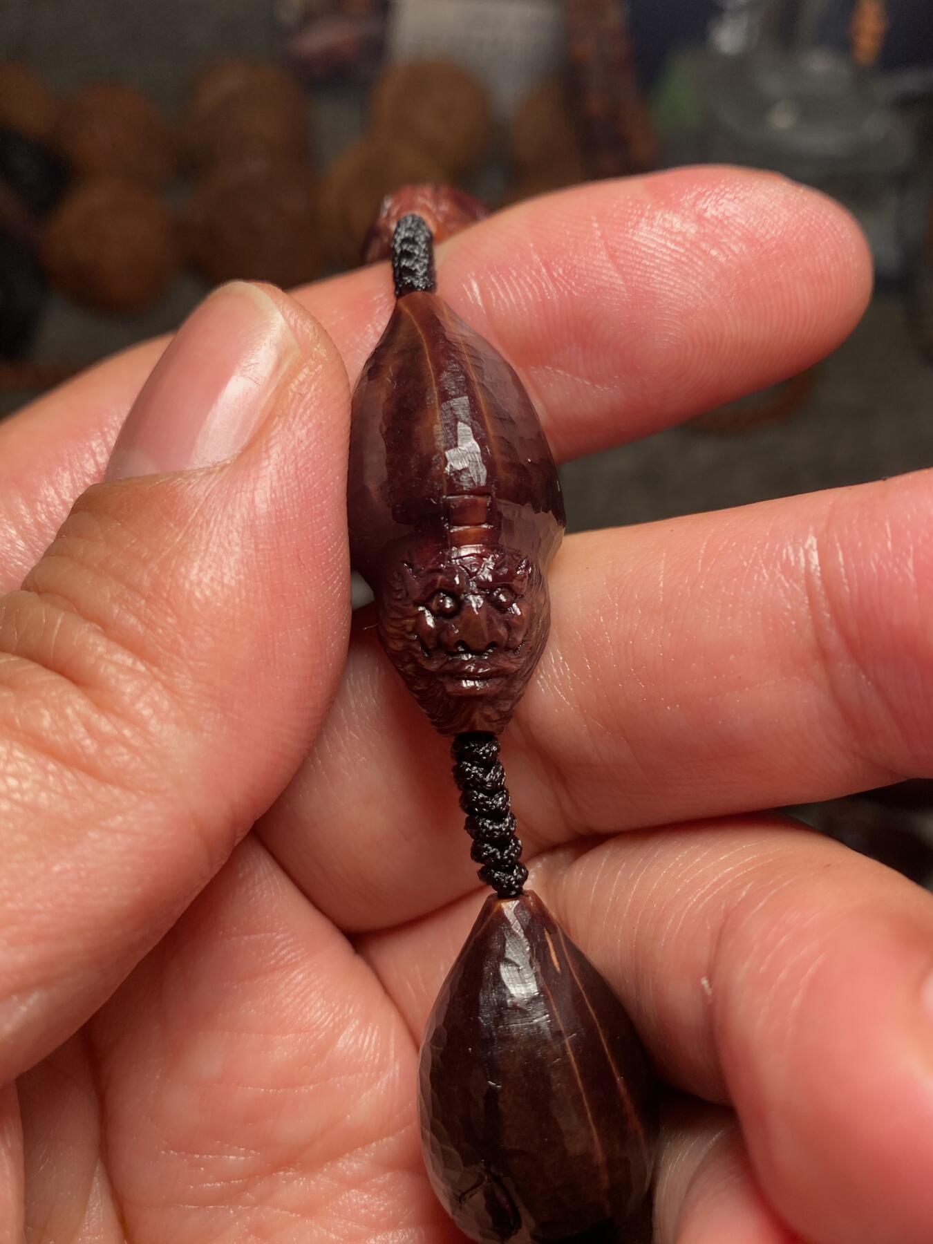 捡漏苏州非物质文化遗产，核雕艺术老苏工 福利苏工核雕纯手工老手艺名家王红秋老师雕刻异型紫核全刀工福禄钟馗百态，雕工深峻，个性十足，等待有缘人，尺寸1。5x3。15喜欢的来