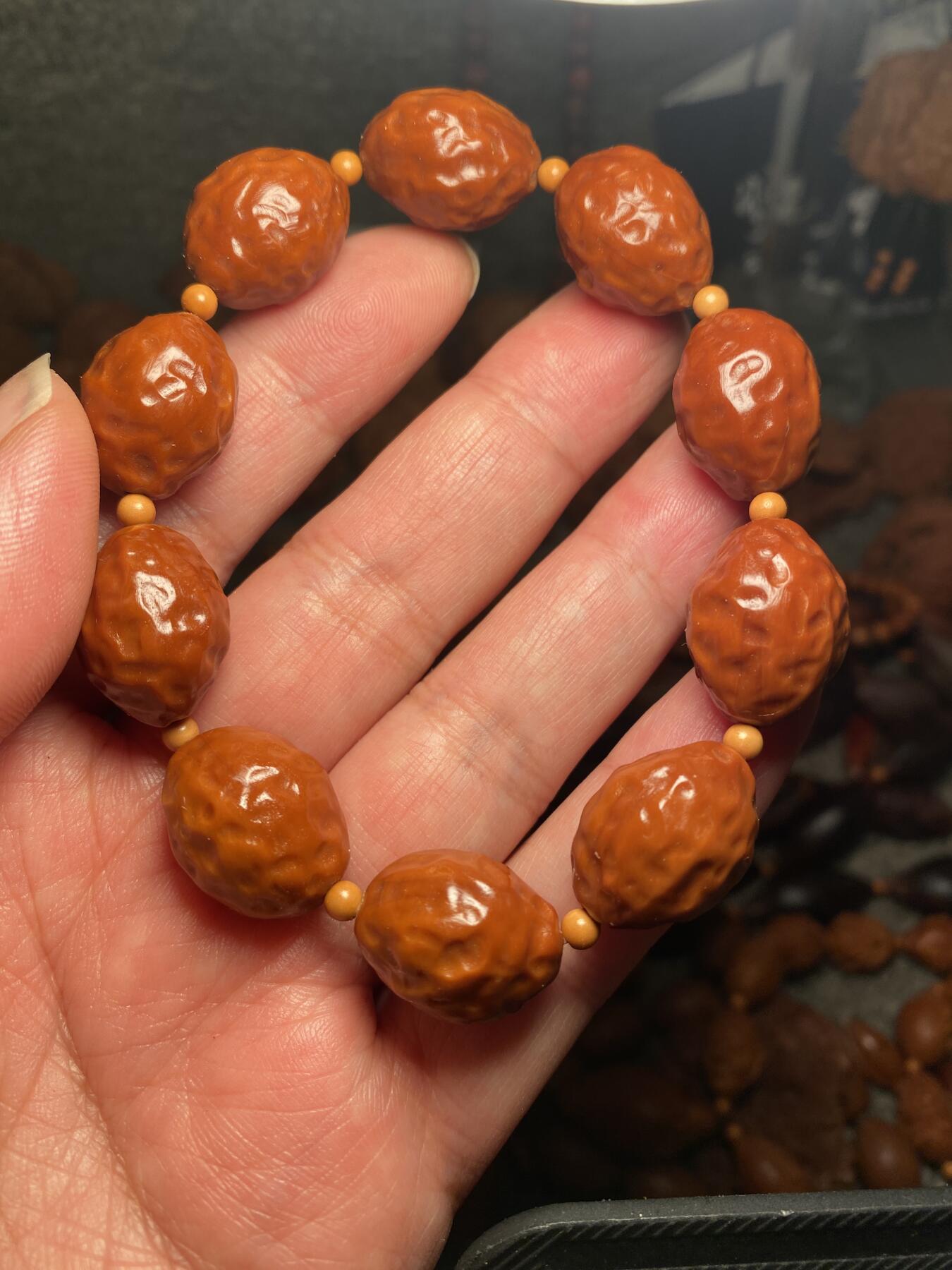 捡漏苏州非物质文化遗产，核雕艺术老苏工 福利苏工核雕，纯手工铁核大枣，10年老料，个性十足，等待有缘人，市场无同款，尺寸1。55x2.05左右喜欢的来