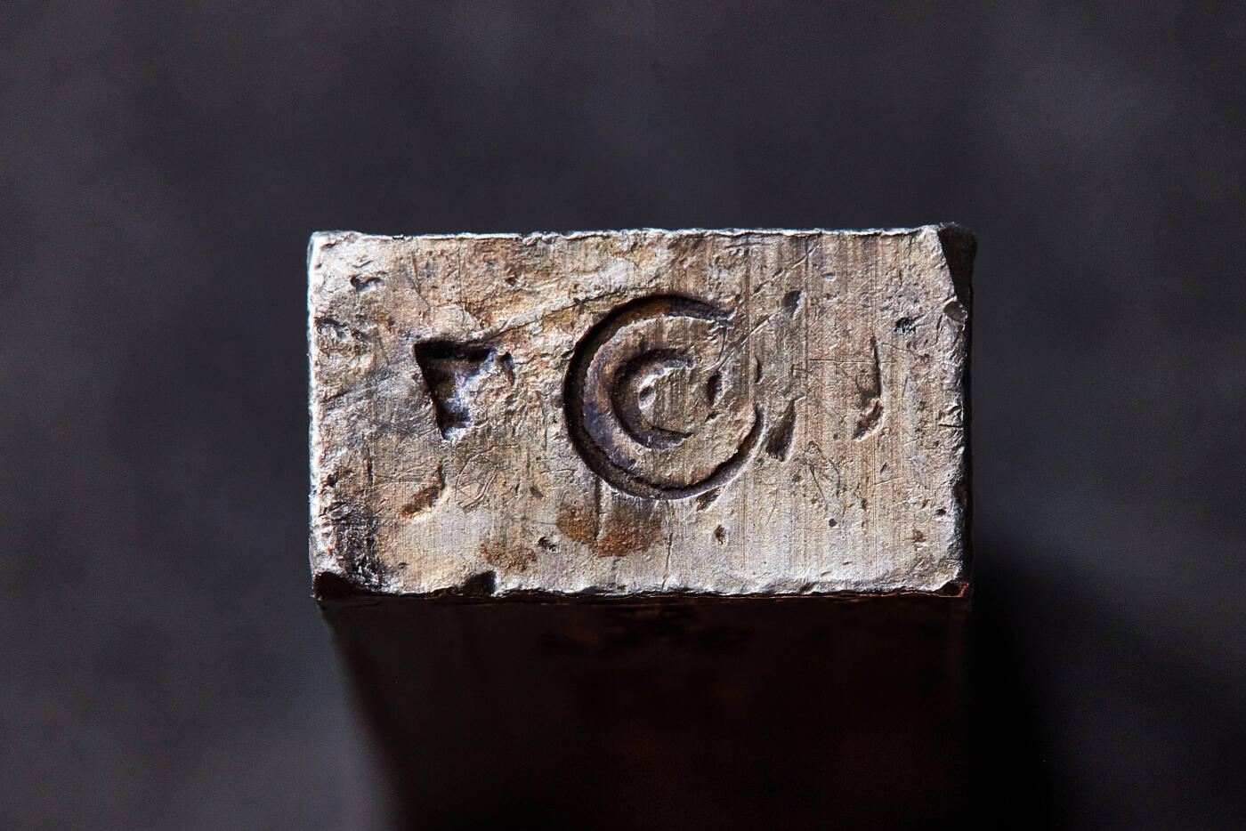 【俄甄集藏】满园春色-2026年(051)04-22星期三 晚 19:30 全场包邮 安南1802-1820年高祖阮福映“嘉隆年造·官银一两”银条，原味五彩，味道极佳，稀少品种，高：43mm，宽：12mm，厚：7mm，重量：38.5克，名誉品种