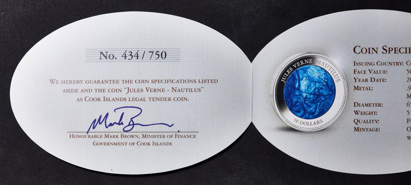 【俄甄集藏】满园春色-2026年(051)04-22星期三 晚 19:30 全场包邮 库克群岛2014年《海底两万里》-鹦鹉螺号潜艇5盎司蓝色珍珠贝母镶嵌50元精制大银币，原木盒精装，带证书，重155.55克，999银，发行量750枚，名誉品种