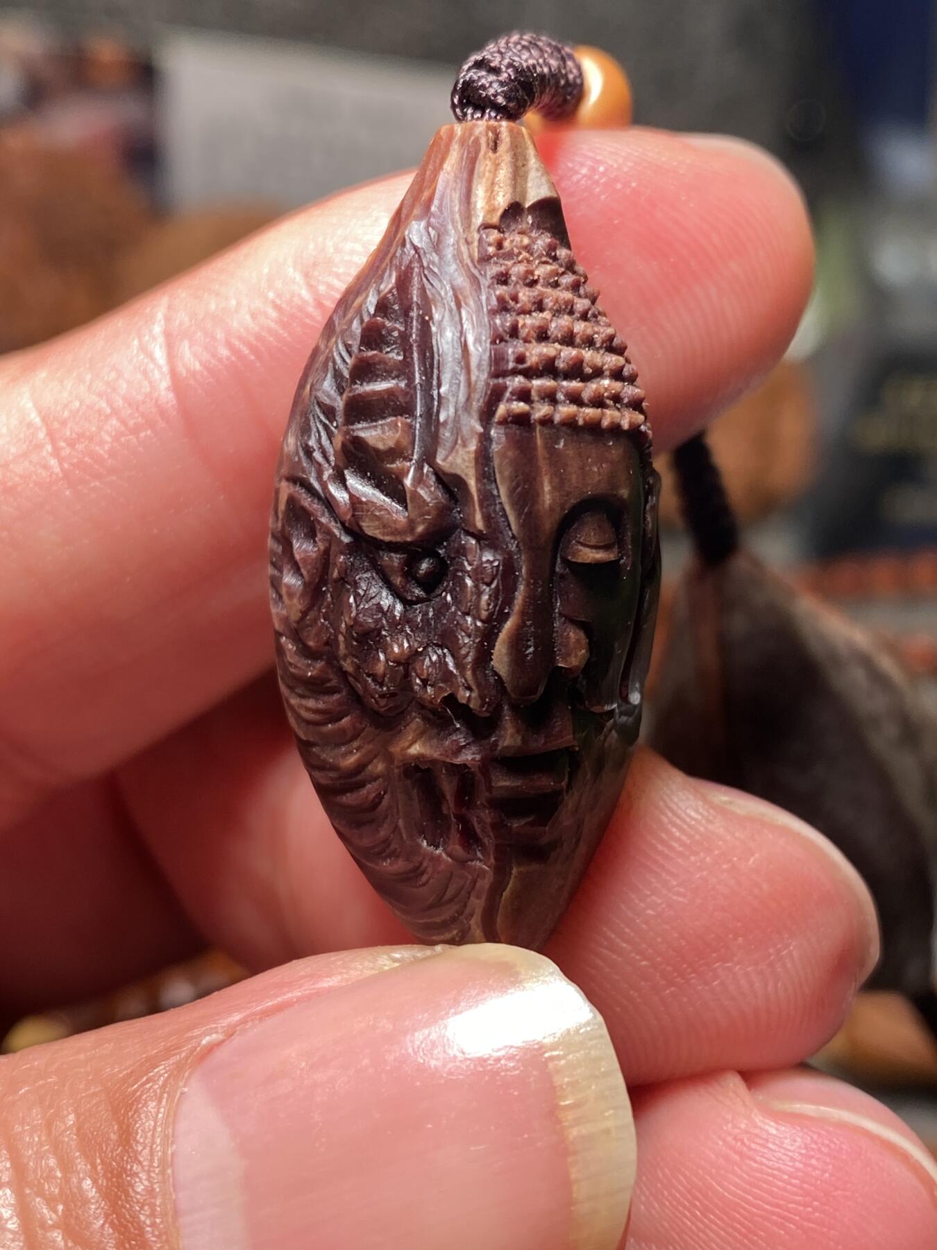 捡漏苏州非物质文化遗产，核雕艺术老苏工 福利孤品苏工核雕纯手工老手艺，老款佛魔紫核一念之间，雕工深峻，个性十足，等待有缘人，尺寸1。65x3.45喜欢的来