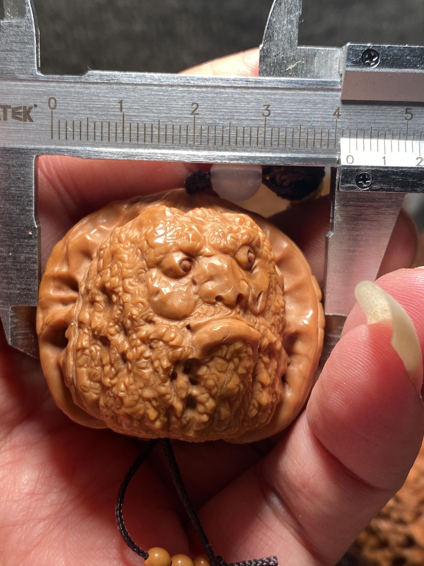 捡漏苏州非物质文化遗产，核雕艺术老苏工 福利苏工核雕，纯手工雕刻,核桃老苏工留刀痕双面禅道手把件，个性十足，等待有缘人，市场无同款，尺寸4。2喜欢的来