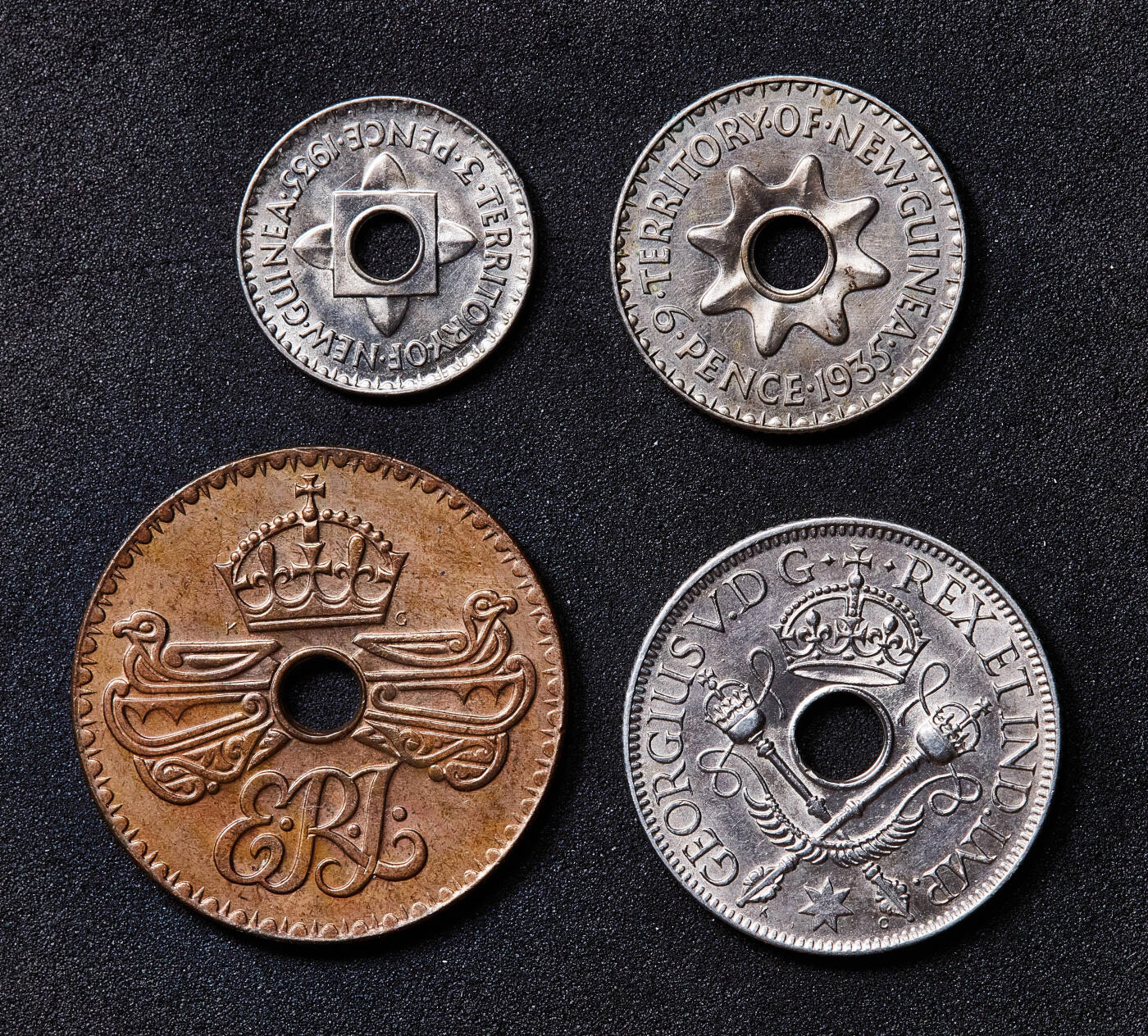 【俄甄集藏】满园春色-2026年(051)04-22星期三 晚 19:30 全场包邮 英属新几内亚1935-1936年乔治五世版3便士-1先令硬币4枚套，原光品相