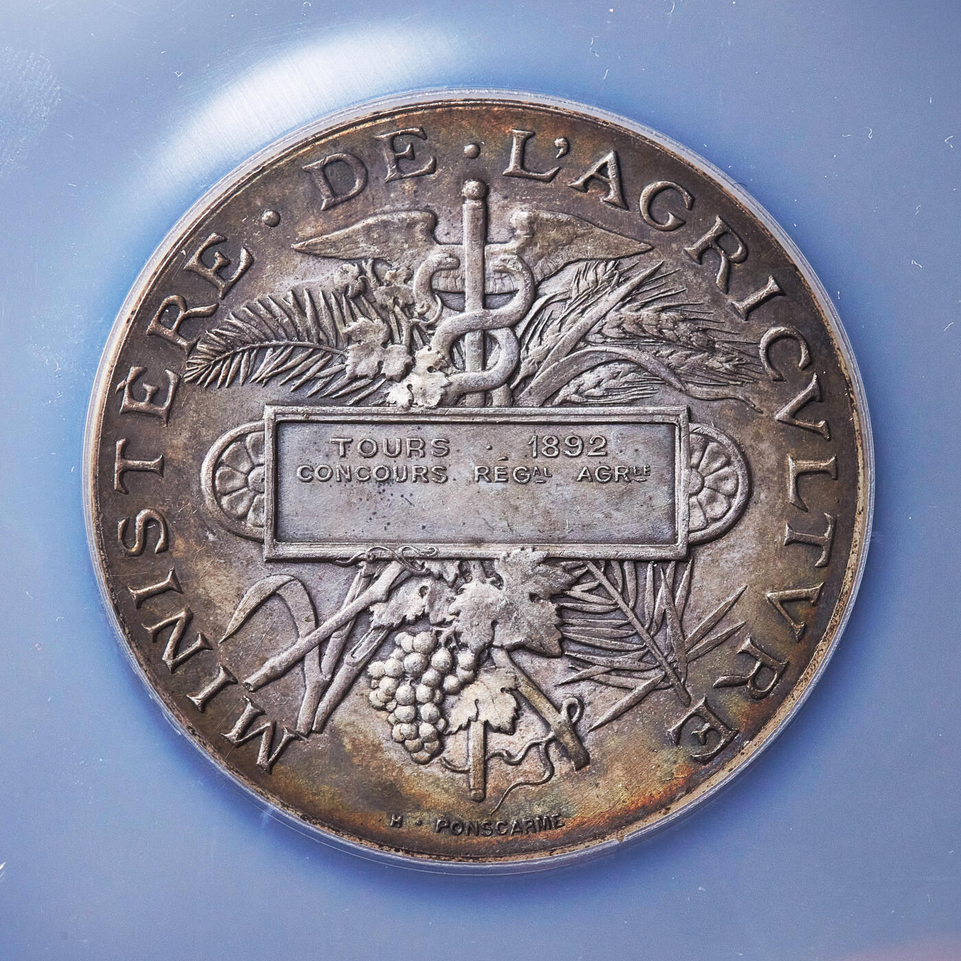 【俄甄集藏】满园春色-2026年(051)04-22星期三 晚 19:30 全场包邮 法国1892年天使双翼弗吉尼亚帽玛丽安娜头像纪念图尔市农业竞赛大银章，NGC MS62，直径：51mm，重：66克，高浮雕，设计精美，五彩酱彩老包浆，雕刻家亨利-奥古斯特·蓬斯卡姆作品，丰饶角铭