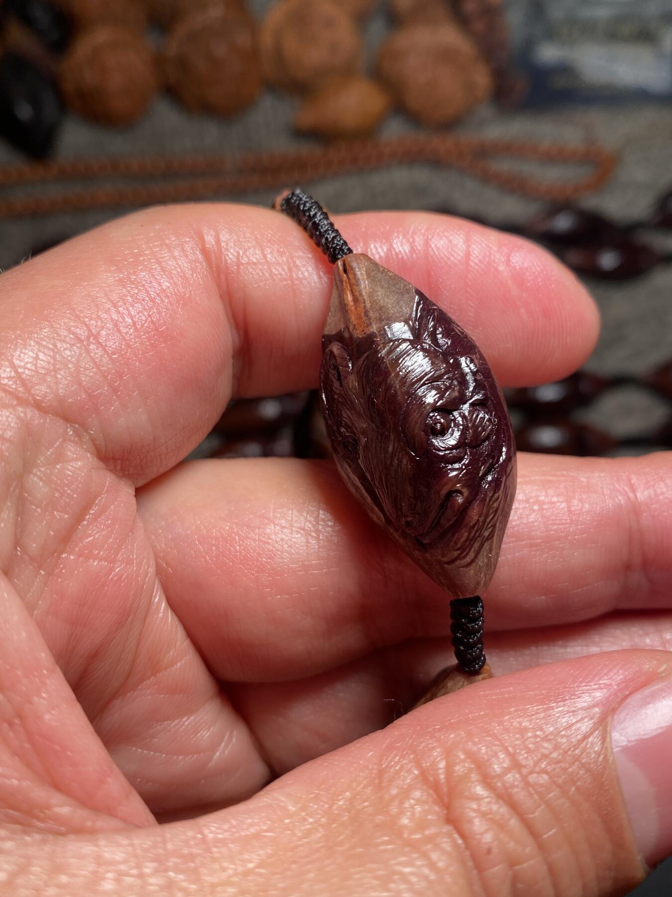 捡漏苏州非物质文化遗产，核雕艺术老苏工 福利苏工核雕纯手工老手艺名家王红秋老师雕刻紫核全手工福禄寿喜财十二生肖，雕工深峻，个性十足，等待有缘人，尺寸1。75x3.6喜欢的来