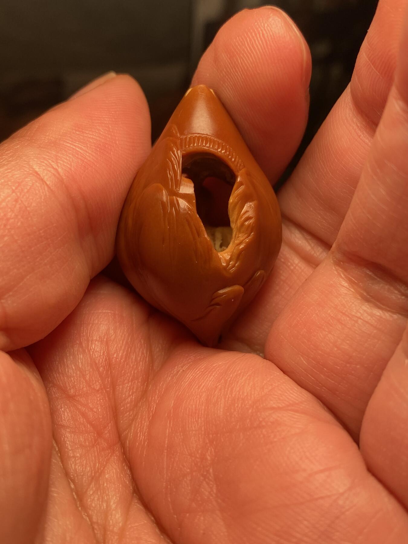 捡漏苏州非物质文化遗产，核雕艺术老苏工 福利苏工核雕纯手工风景无相单籽，雕工深峻，个性十足，等待有缘人，尺寸2.35x3。7喜欢的来