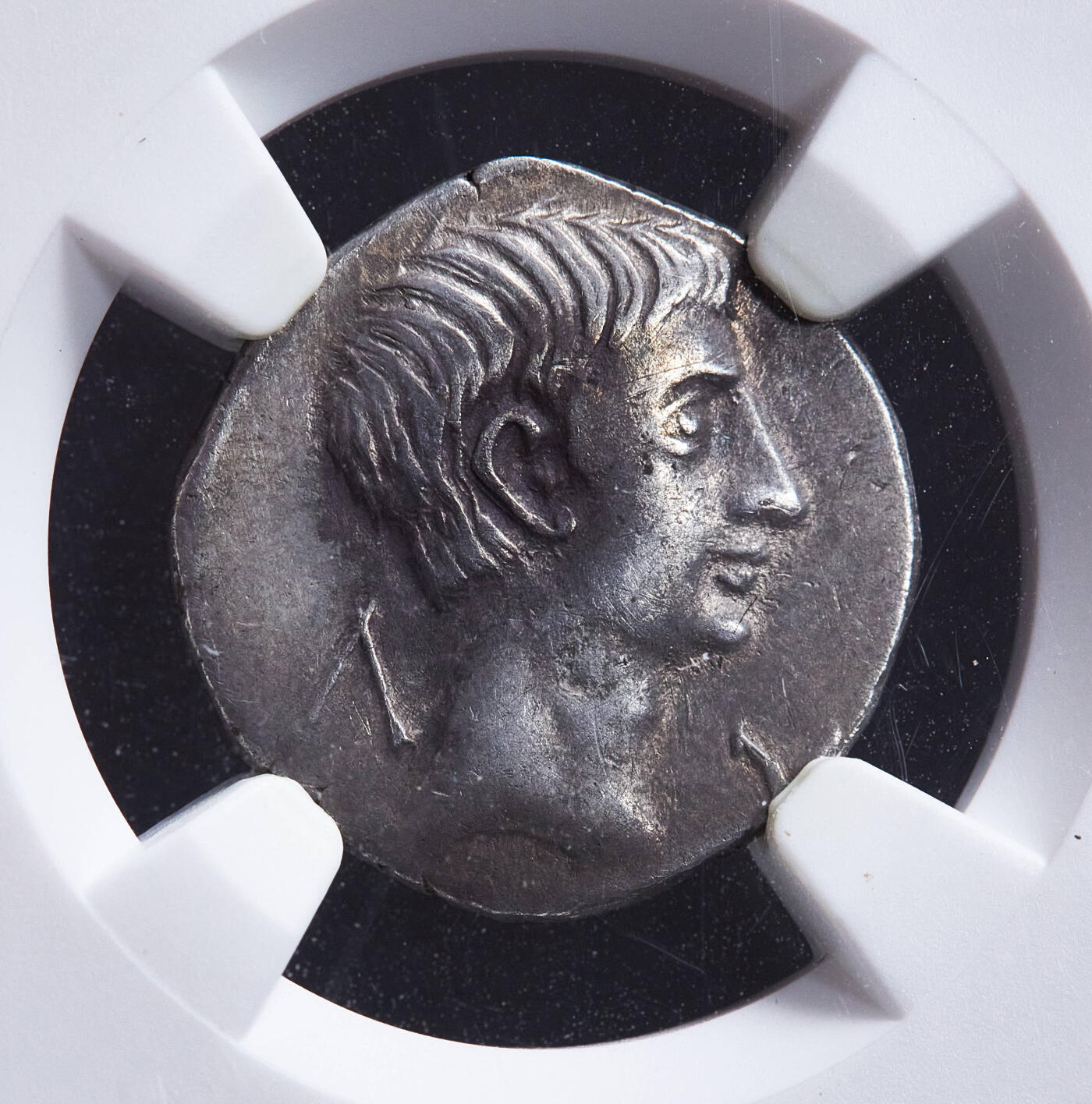 【俄甄集藏】满园春色-2026年(051)04-22星期三 晚 19:30 全场包邮 古罗马帝国公元前27-公元14年吕基亚联盟1德拉克马银币，NGC ChVF(Str 4/5, Sur 3/5)，马希凯塔斯发行，正面奥古斯都无冠冕面右像，背面双里拉琴，稀有品种