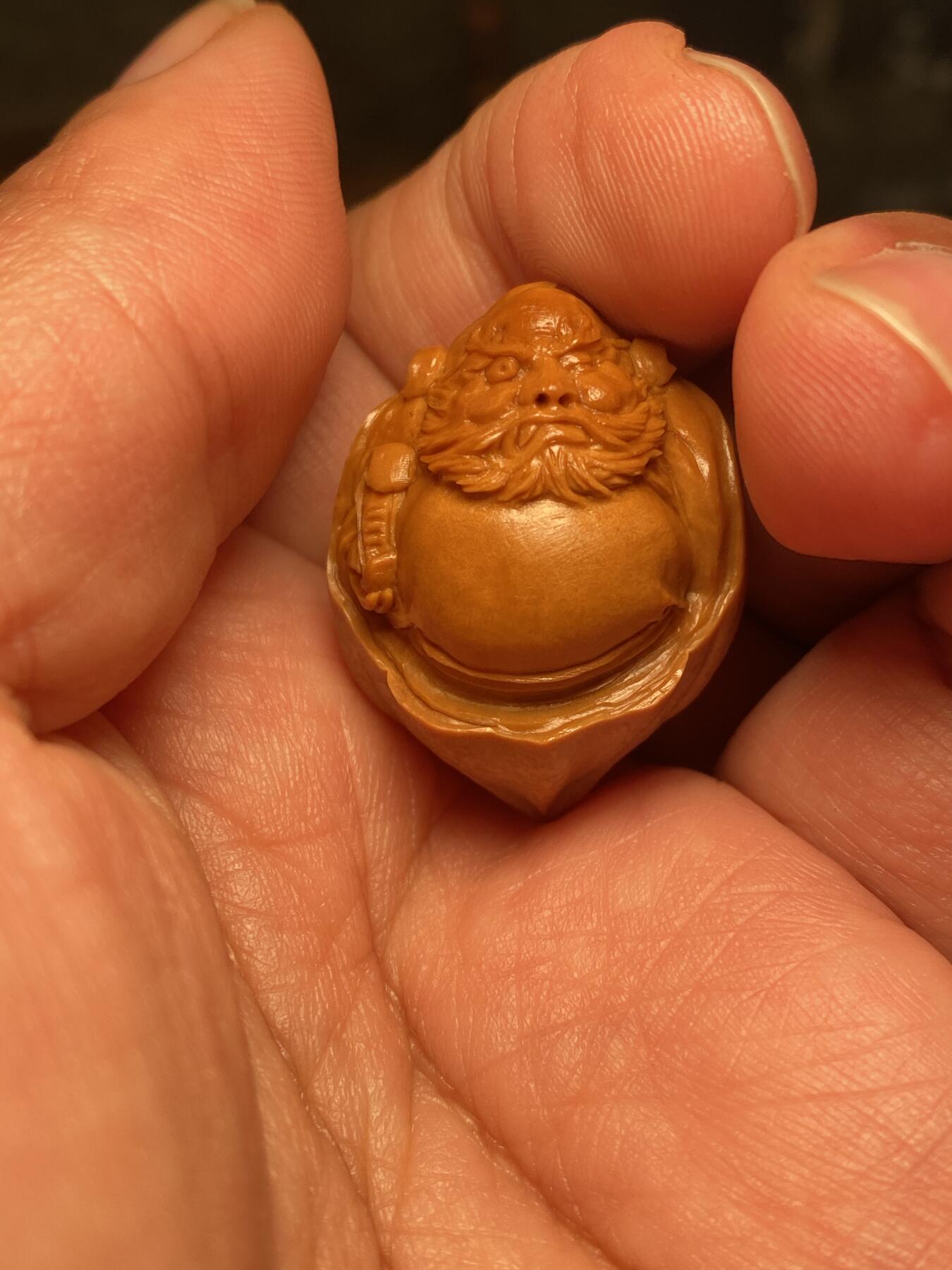 捡漏苏州非物质文化遗产，核雕艺术老苏工 福利苏工核雕纯手工钟馗单籽，雕工深峻，个性十足，等待有缘人，尺寸2.4x3。15喜欢的来