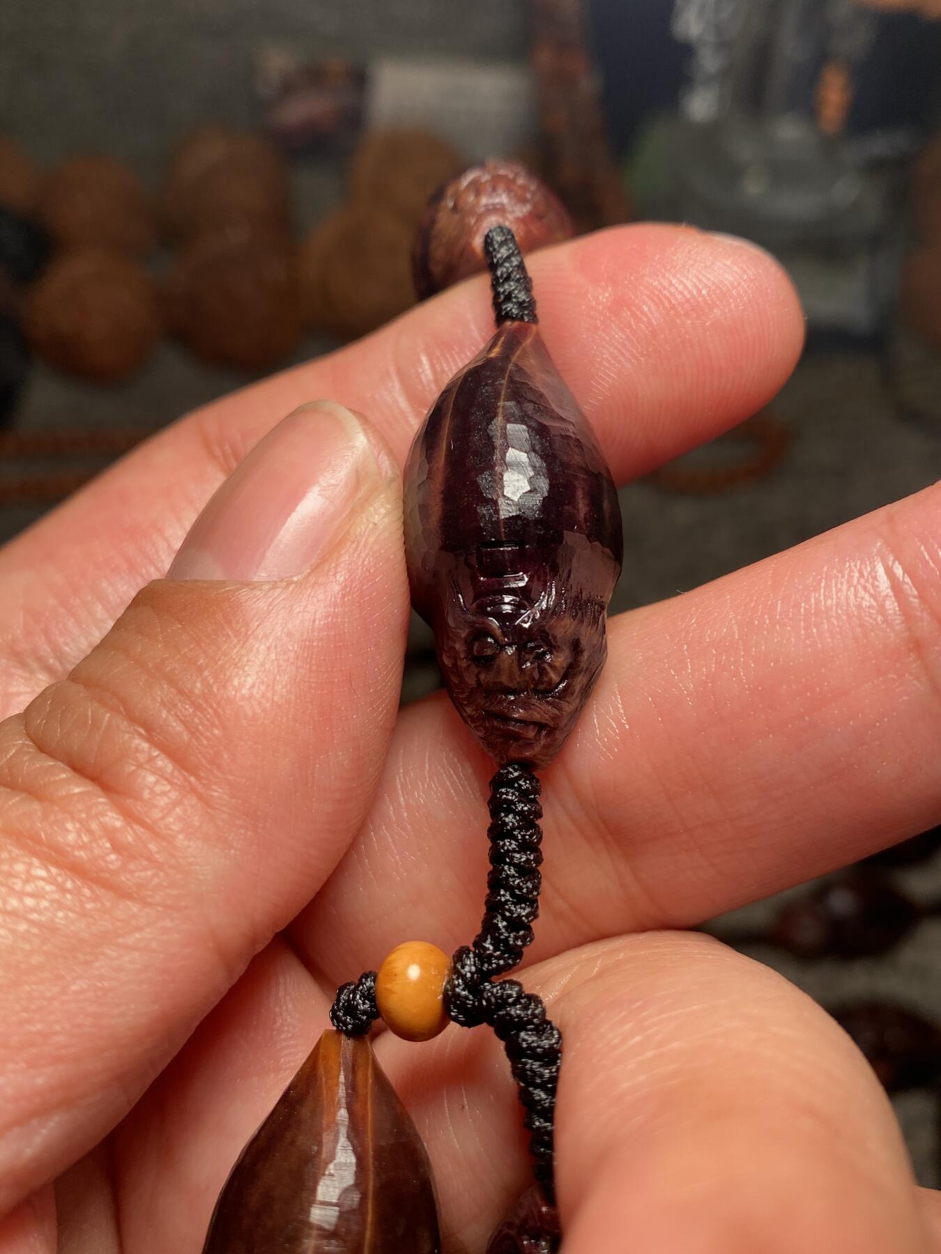 捡漏苏州非物质文化遗产，核雕艺术老苏工 福利苏工核雕纯手工老手艺名家王红秋老师雕刻异型紫核全刀工福禄钟馗百态，雕工深峻，个性十足，等待有缘人，尺寸1。5x3。15喜欢的来