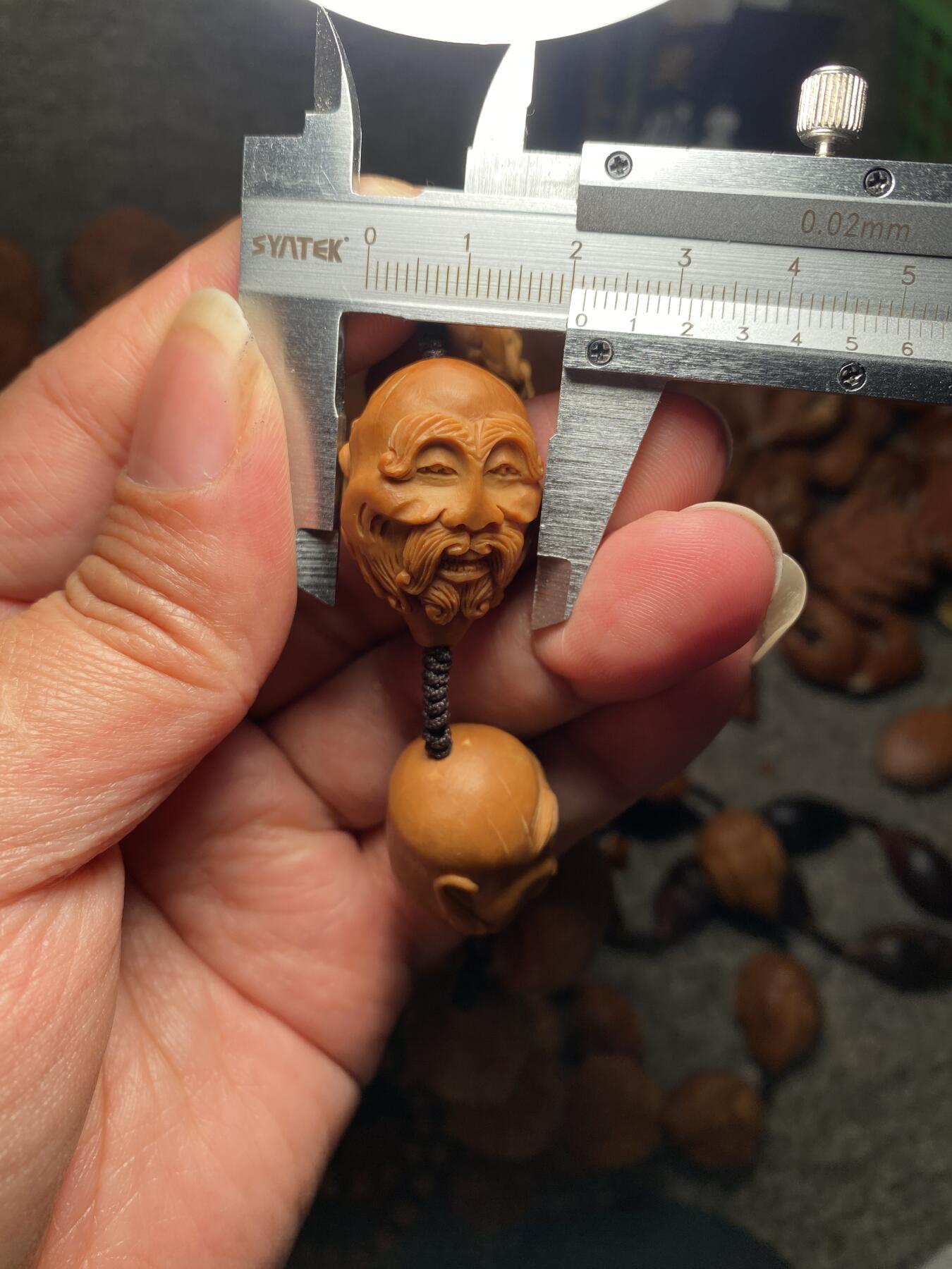 捡漏苏州非物质文化遗产，核雕艺术老苏工 福利苏工核雕纯手工老手艺，殷派十八罗汉，雕工深峻，个性十足，等待有缘人，尺寸2。15x2.9喜欢的来