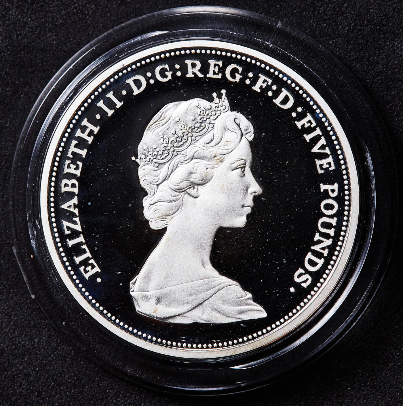 【俄甄集藏】满园春色-2026年(051)04-22星期三 晚 19:30 全场包邮 英国2013年纪念伊丽莎白二世加冕60周年女王肖像岁月系列-第二版青年肖像5镑加厚精制大银币，重56.56克，925银，发行量697枚，名誉品种