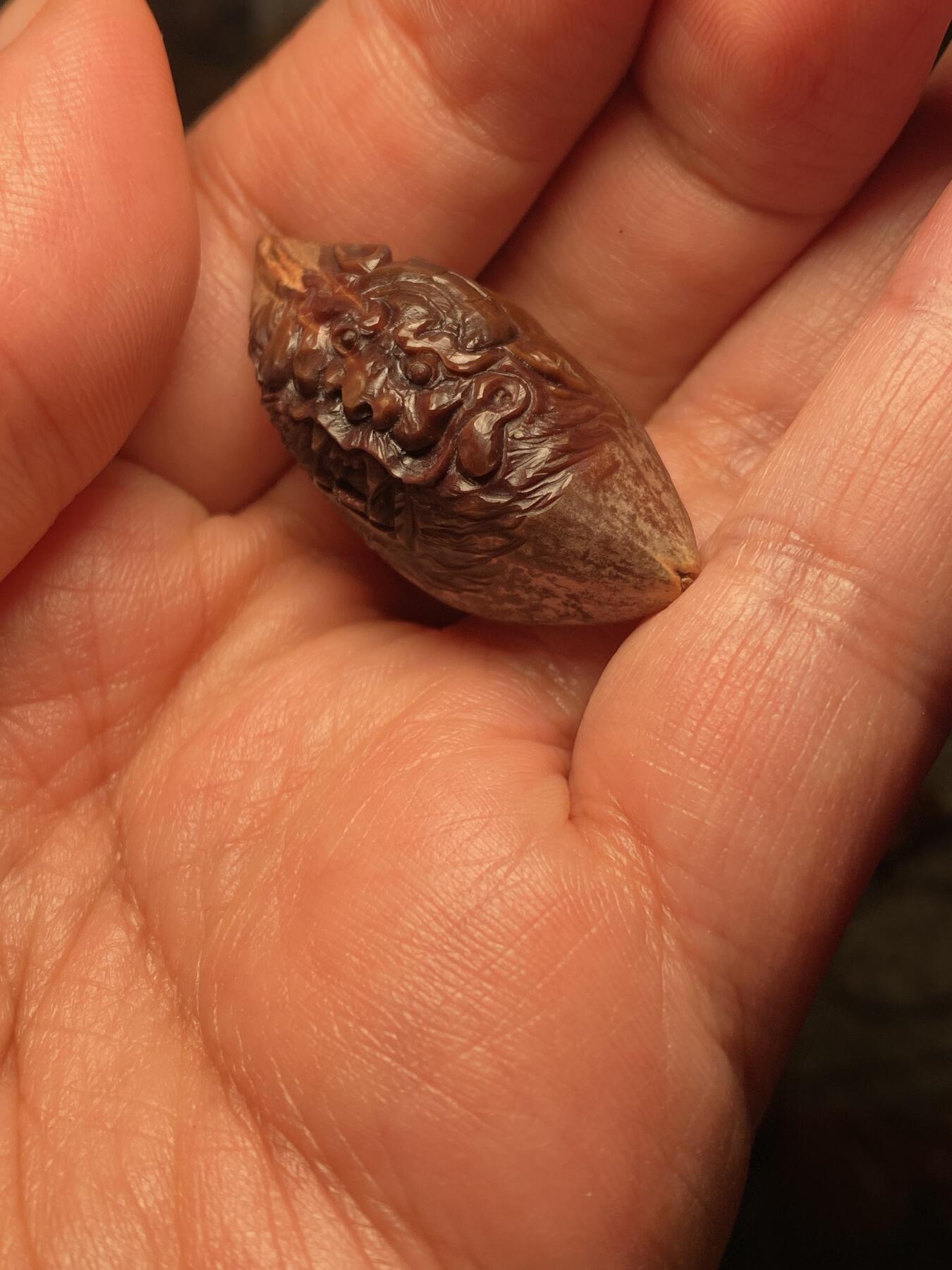 捡漏苏州非物质文化遗产，核雕艺术老苏工 福利苏工核雕纯手工老手艺横版紫核钟馗，雕工深峻，个性十足，等待有缘人，尺寸1。9x4.0喜欢的来