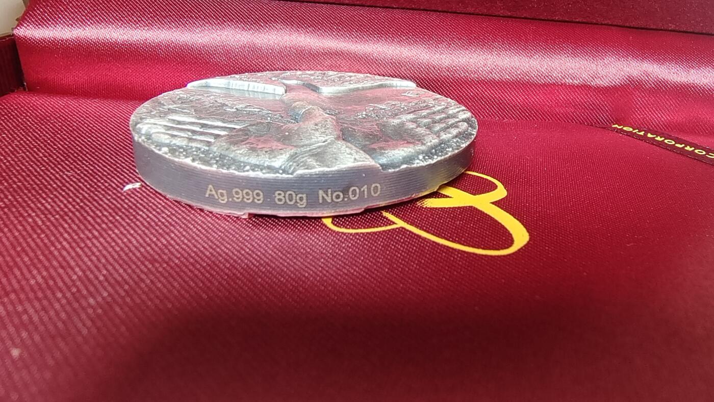 昊象达收藏银币拍卖第9场 中国人民银行发行的共同飞翔纪念大银章，Ag999纯银，80g，编号010，直径约80mm