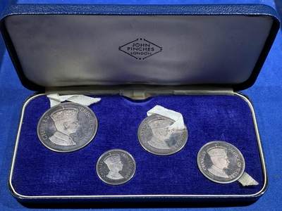 《竞宝斋》第479场 周日，周一 2场连拍 （全场包邮）20级店铺 欢迎送拍 - 英国1969年查尔斯王子币型银章一套 总重66.4克 带盒证