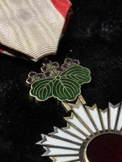 戎马世界章牌大赏第115期 早期勋五等旭日双光章，盒略全，明治初期的圆角圆钮按扣盒子，非常少见的囧字盒，西南旭日之后的版本，挂钩为按压式双层挂钩