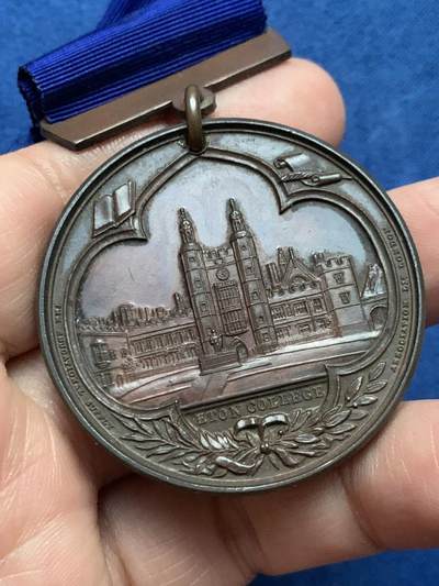 《竞宝斋》第479场 周日，周一 2场连拍 （全场包邮）20级店铺 欢迎送拍 - 英国伊顿公学19世纪纪念铜章，一面为学院建筑正面景观，带原盒和蓝绶带，42克，44.5mm，细节见图