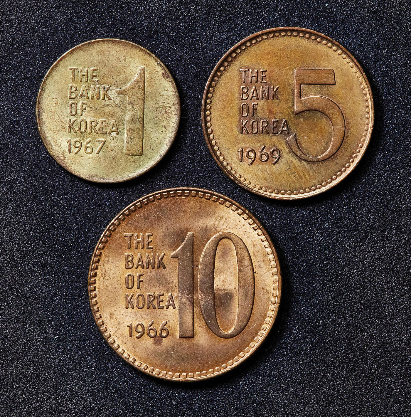 【俄甄集藏】满园春色-2026年(051)04-22星期三 晚 19:30 全场包邮 韩国1966-1969年1、5、10元铜币三枚一组，早期版原光少见