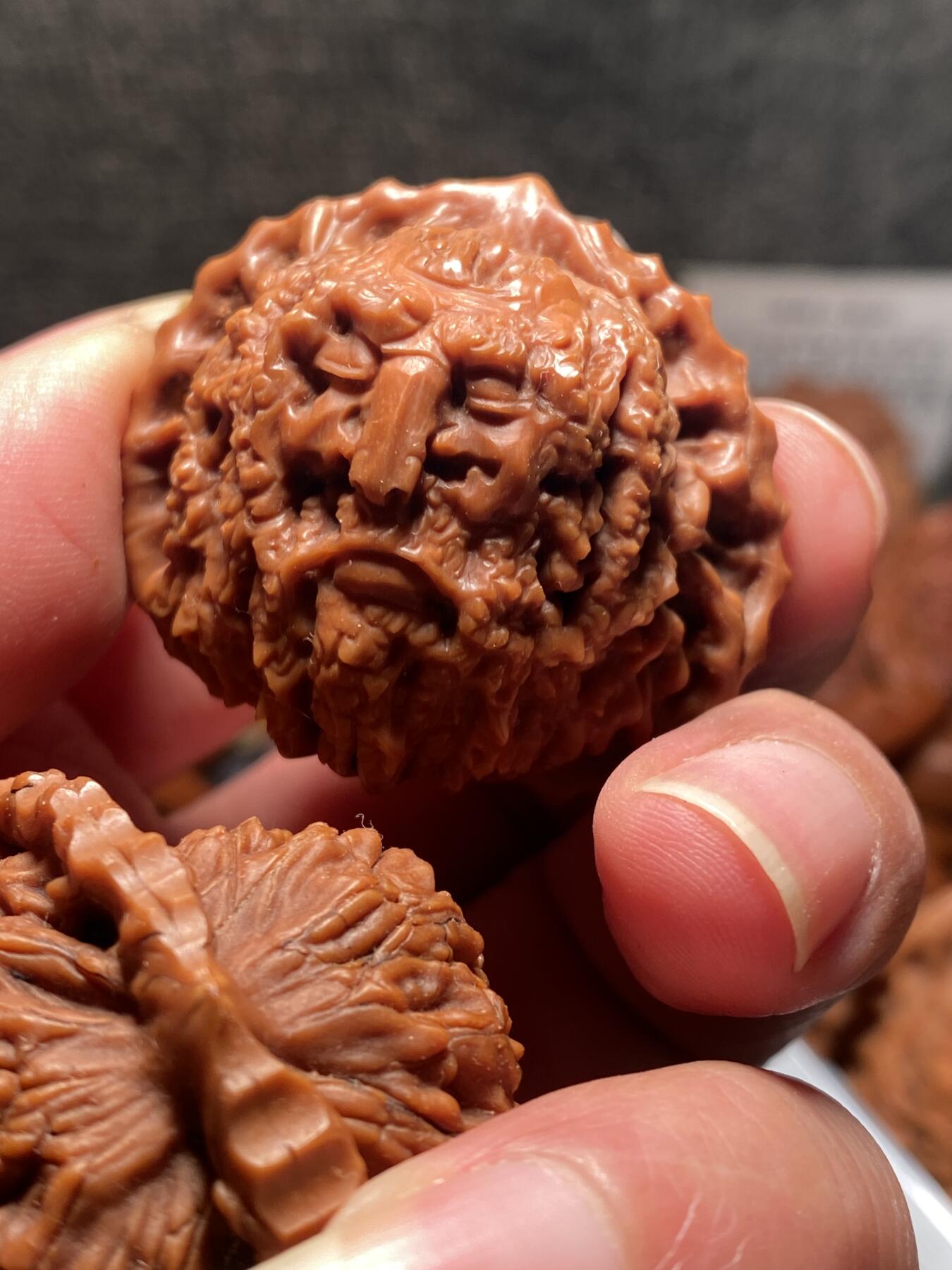 捡漏苏州非物质文化遗产，核雕艺术老苏工 福利苏工核雕，纯手工雕刻,核桃老苏工留刀痕达摩百态，个性十足，等待有缘人，市场无同款，尺寸4。2喜欢的来