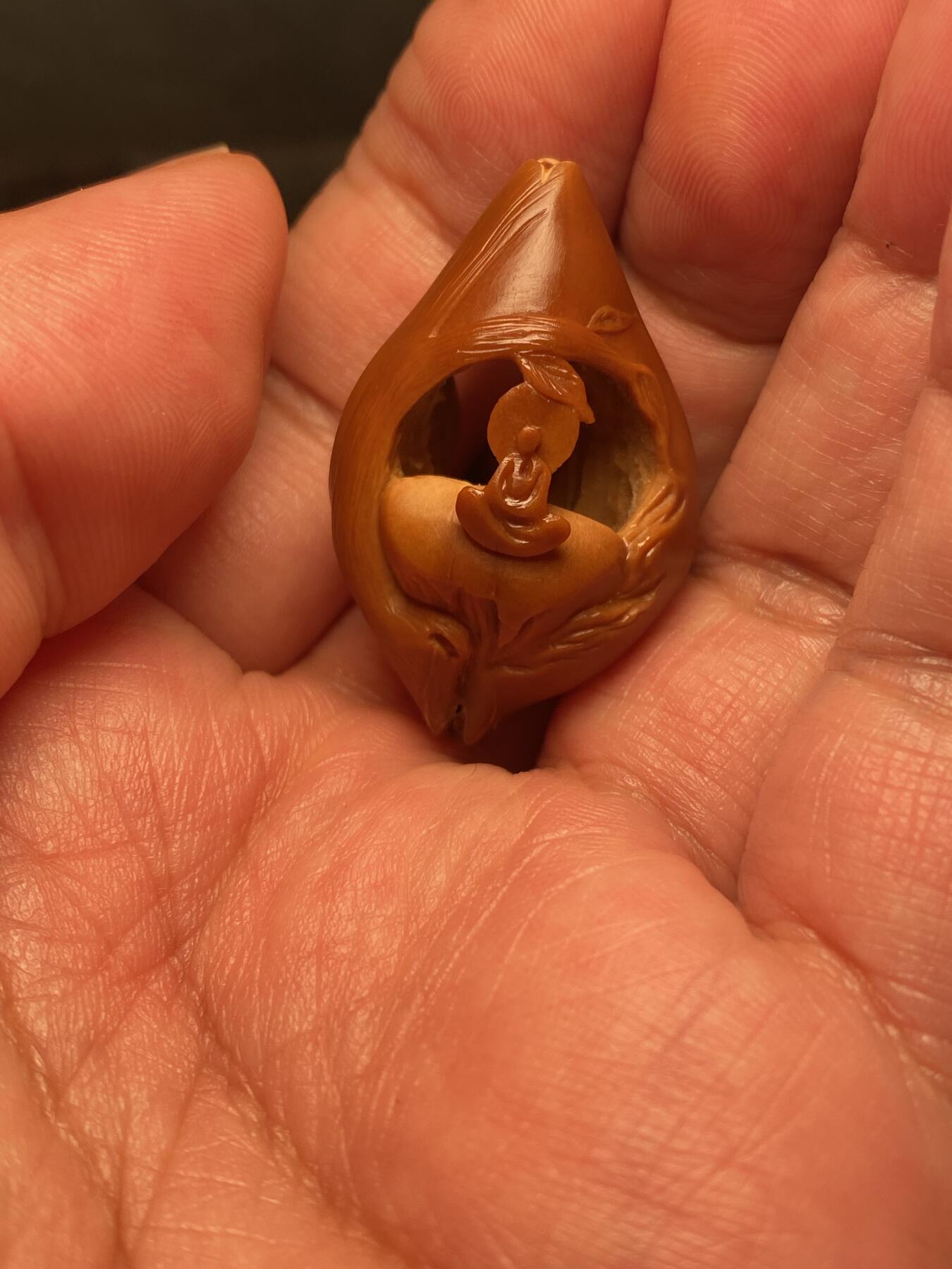 捡漏苏州非物质文化遗产，核雕艺术老苏工 福利苏工核雕纯手工风景无相单籽，雕工深峻，个性十足，等待有缘人，尺寸2.35x3。7喜欢的来