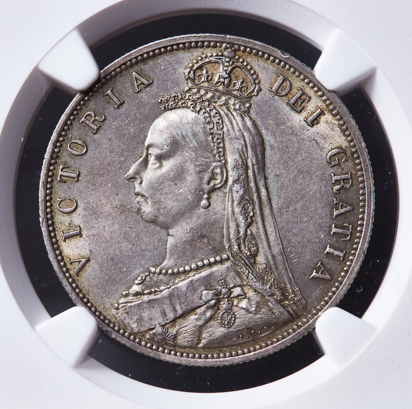 【俄甄集藏】满园春色-2026年(051)04-22星期三 晚 19:30 全场包邮 英国1887年维多利亚高冠1/2克朗银币，NGC AU58，黄油彩老包浆，转光品相