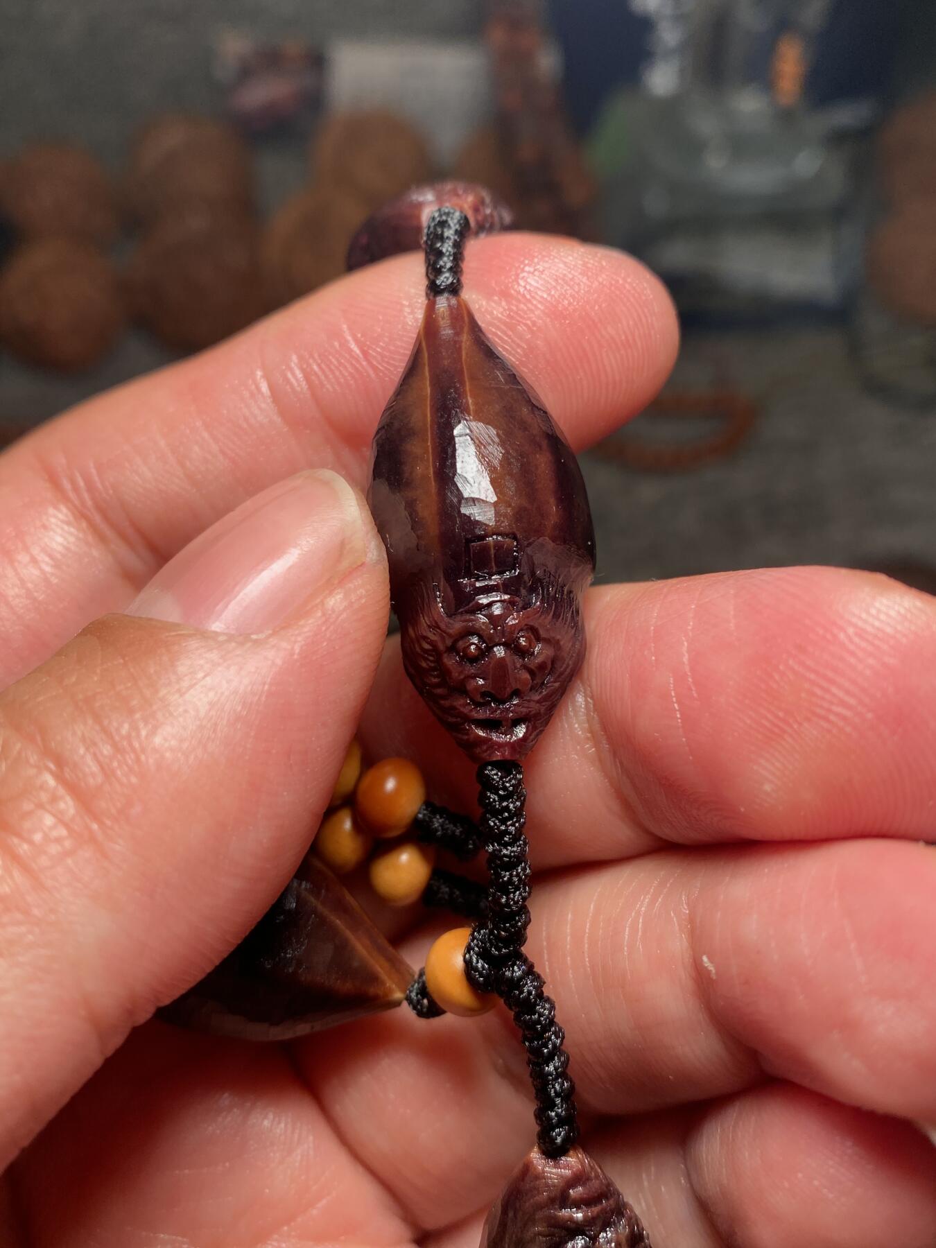 捡漏苏州非物质文化遗产，核雕艺术老苏工 福利苏工核雕纯手工老手艺名家王红秋老师雕刻异型紫核全刀工福禄钟馗百态，雕工深峻，个性十足，等待有缘人，尺寸1。5x3。15喜欢的来