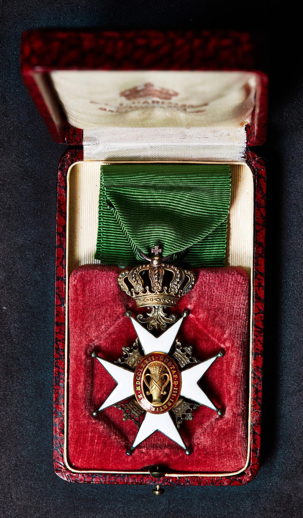 【俄甄集藏】满园春色-2026年(051)04-22星期三 晚 19:30 全场包邮 瑞典19世纪颁发骑士级瓦萨勋章，原盒，银质珐琅，保存完好，高：63mm，直径：38mm，不含绶带重量：17.9克