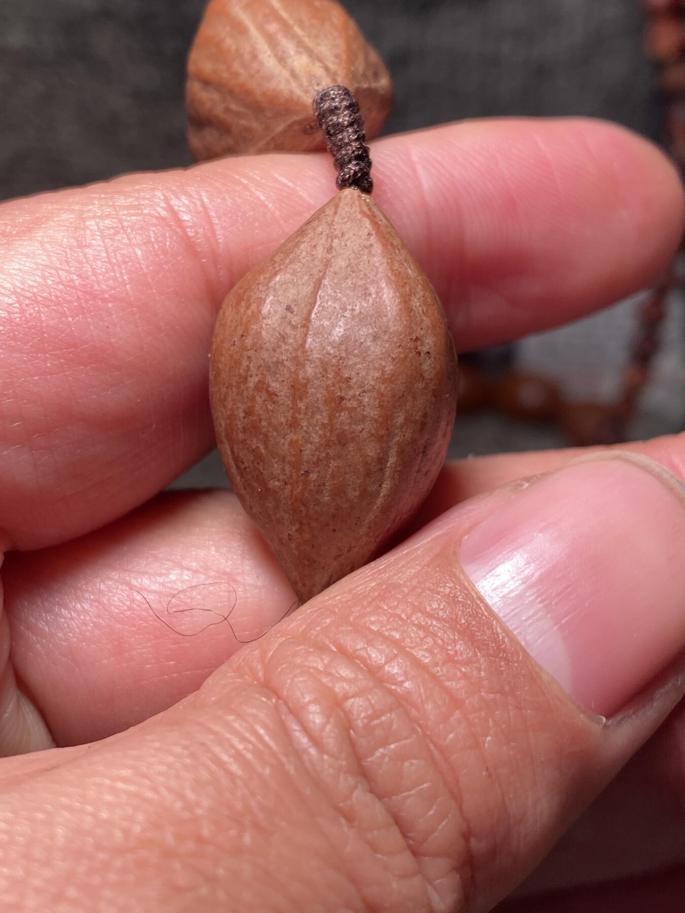 捡漏苏州非物质文化遗产，核雕艺术老苏工 福利苏工核雕，20年老陈料爆红品质脖挂手持三面佛，个性十足，等待有缘人，市场少见，漂亮，尺寸1。75x2.95左右喜欢的来