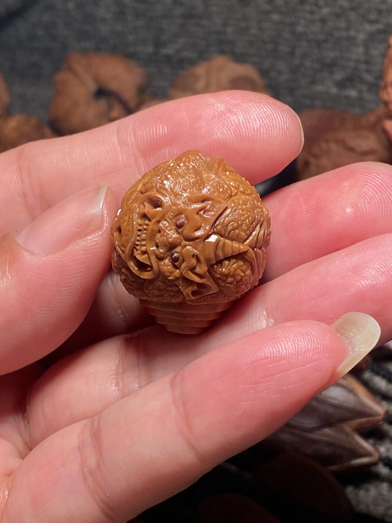 捡漏苏州非物质文化遗产，核雕艺术老苏工 福利苏工核雕纯手工独角吞金兽三通，雕工深峻，个性十足，等待有缘人，尺寸2.65x22.98,目前核界最大尺寸喜欢的来