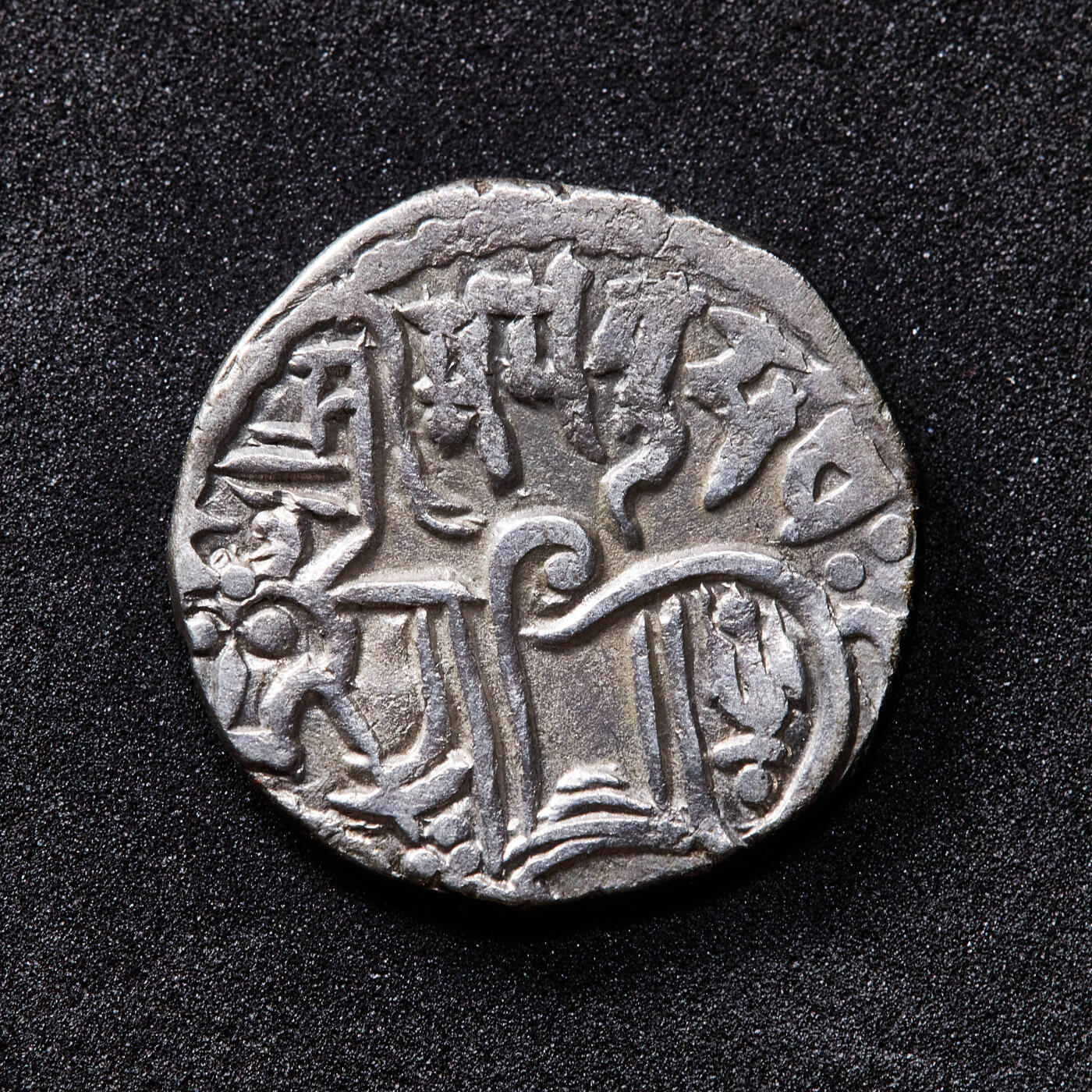 【俄甄集藏】满园春色-2026年(051)04-22星期三 晚 19:30 全场包邮 印度沙希王朝公元8世纪-9世纪萨曼塔·提婆1吉塔尔瘤牛骑士银币，正面骑士，背面瘤牛，直径：18mm，重量：3.2克