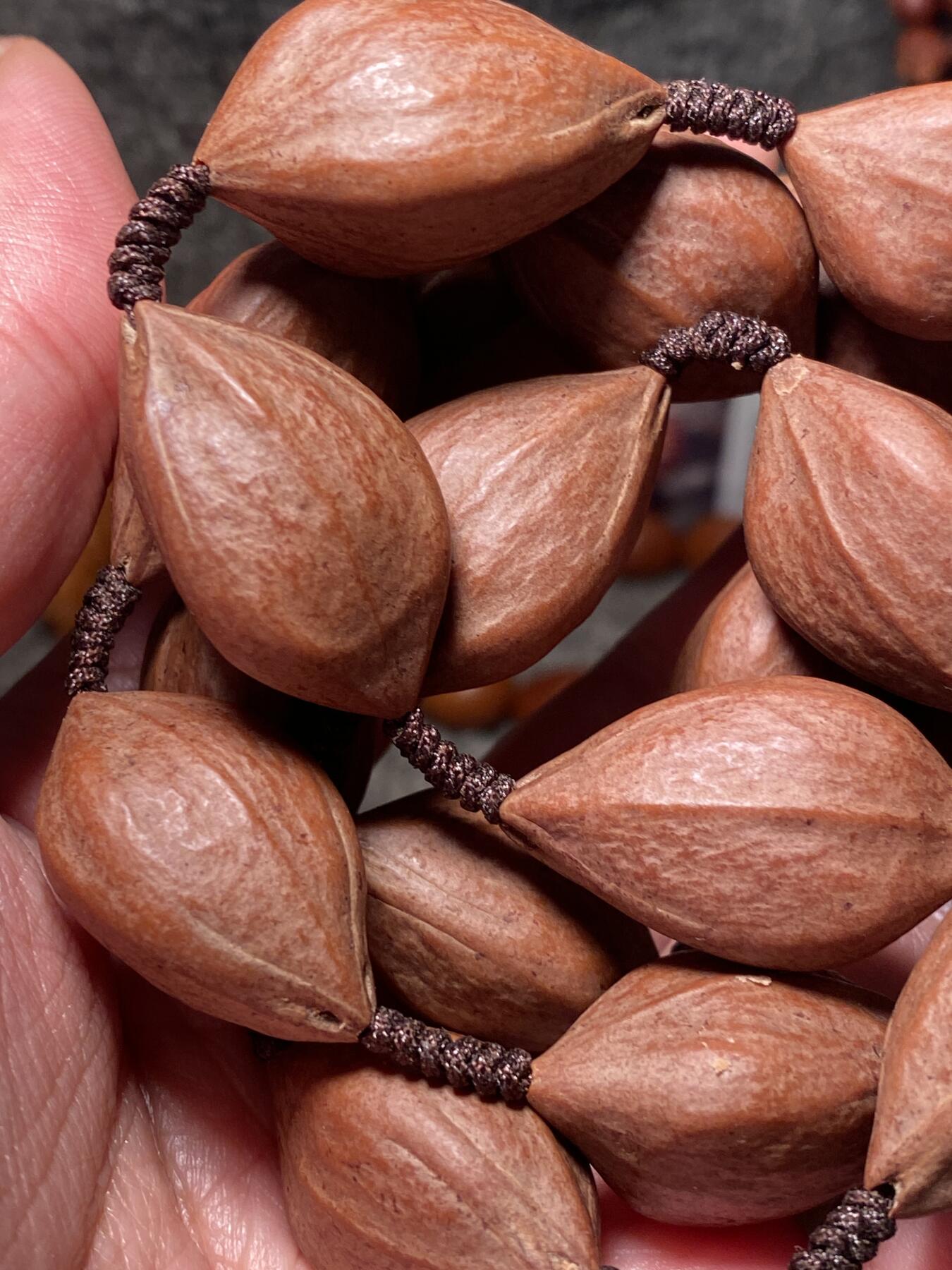 捡漏苏州非物质文化遗产，核雕艺术老苏工 福利苏工核雕，20年老陈料爆红品质脖挂手持三面佛，个性十足，等待有缘人，市场少见，漂亮，尺寸1。75x2.95左右喜欢的来