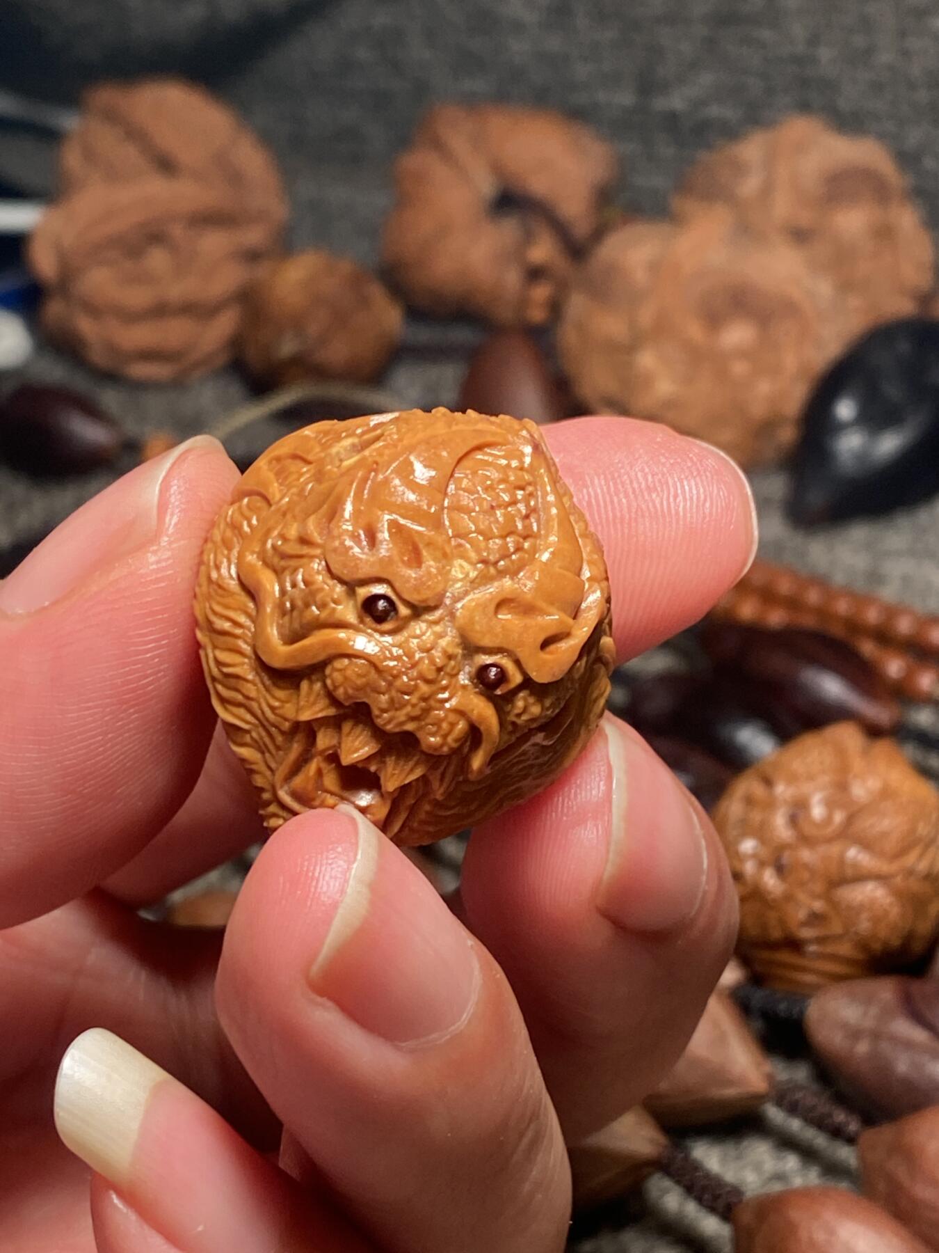 捡漏苏州非物质文化遗产，核雕艺术老苏工 福利苏工核雕纯手工龙行天下单籽，雕工深峻，个性十足，等待有缘人，尺寸2.8x3.45喜欢的来