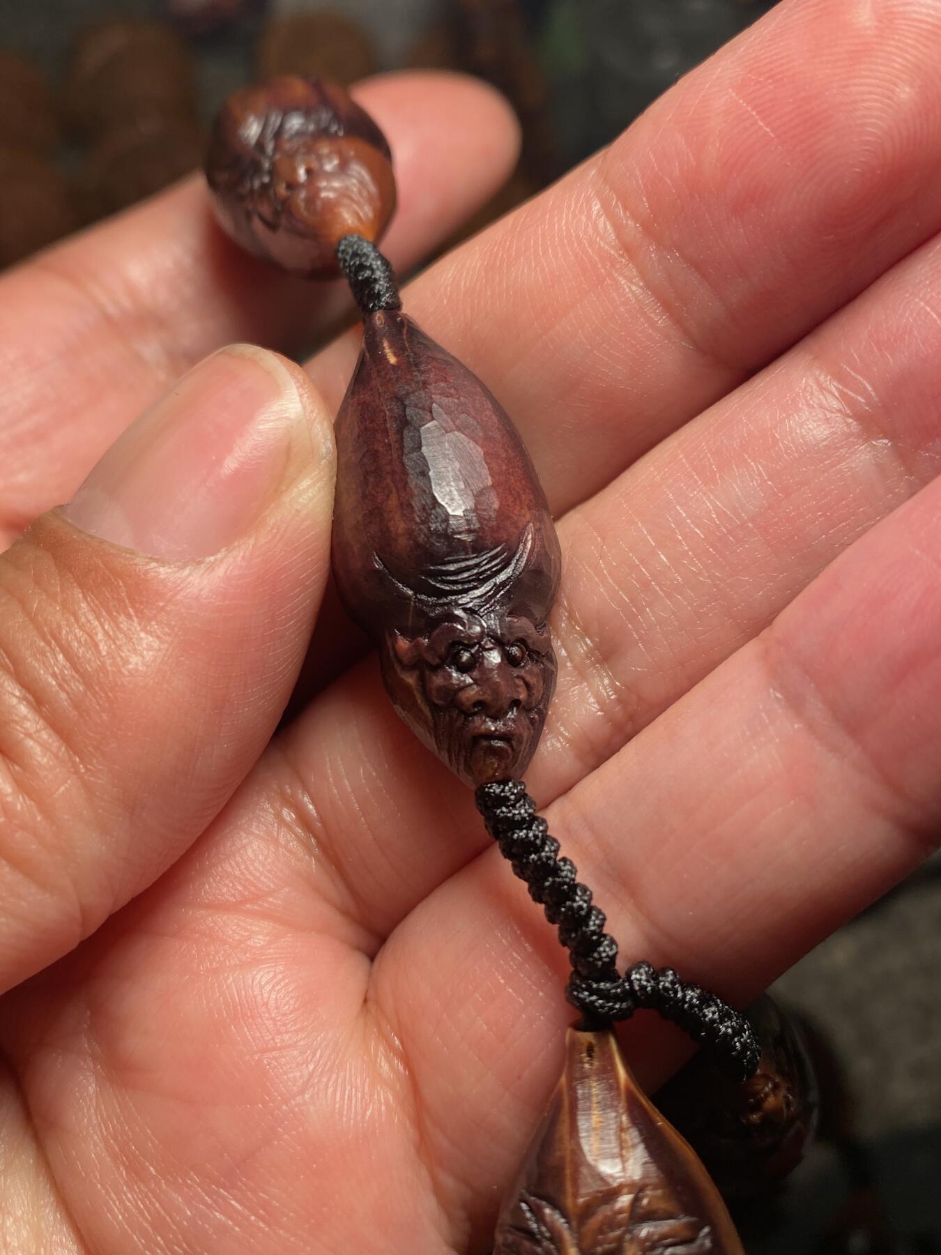 捡漏苏州非物质文化遗产，核雕艺术老苏工 福利苏工核雕纯手工老手艺名家王红秋老师雕刻异型紫核全刀工福禄寿百态，雕工深峻，个性十足，等待有缘人，尺寸1。5x3。2喜欢的来