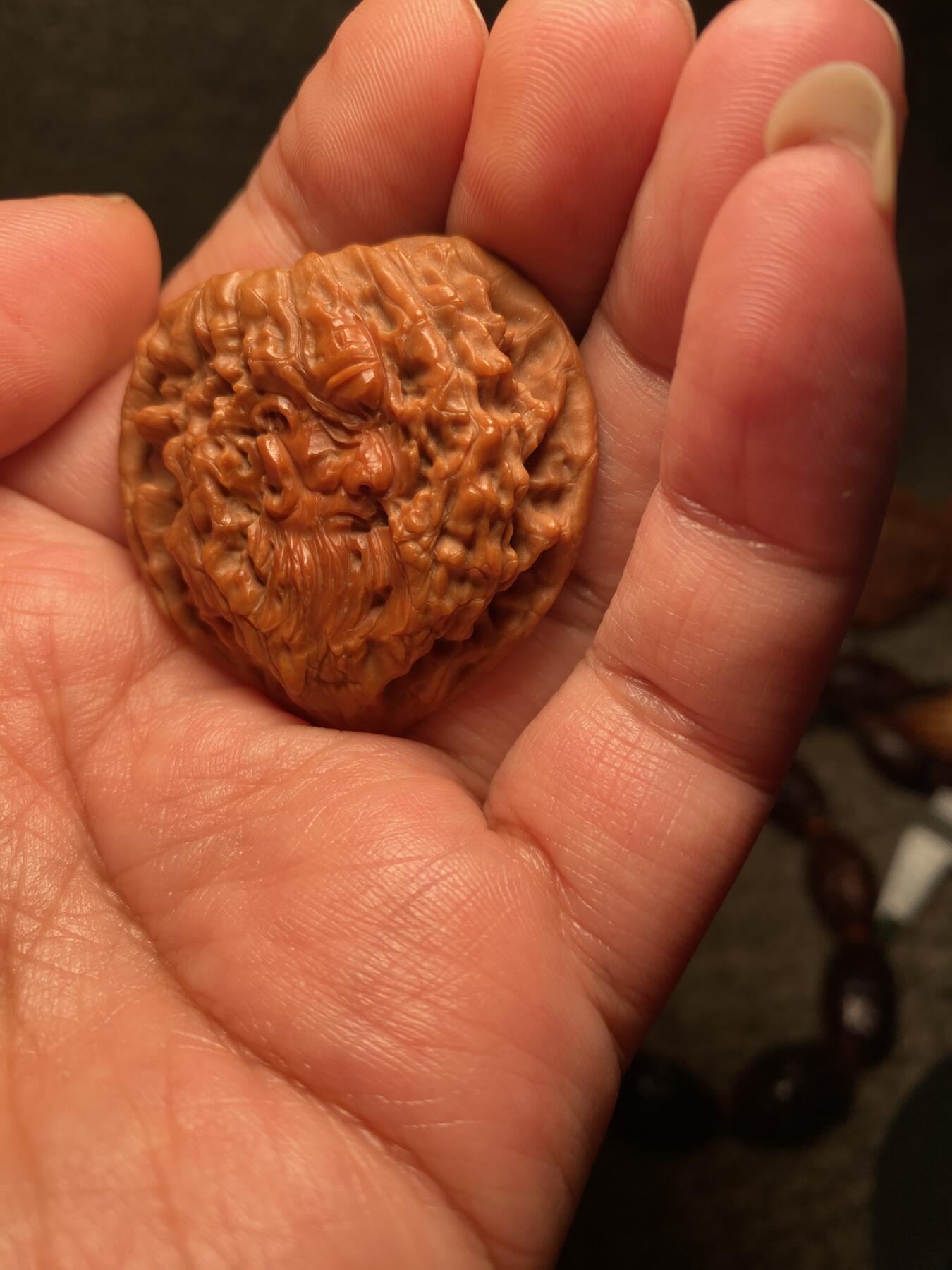 捡漏苏州非物质文化遗产，核雕艺术老苏工 福利苏工核雕，纯手工雕刻,核桃老苏工留刀痕关公，忠义千秋，个性十足，等待有缘人，市场无同款，尺寸4。2喜欢的来