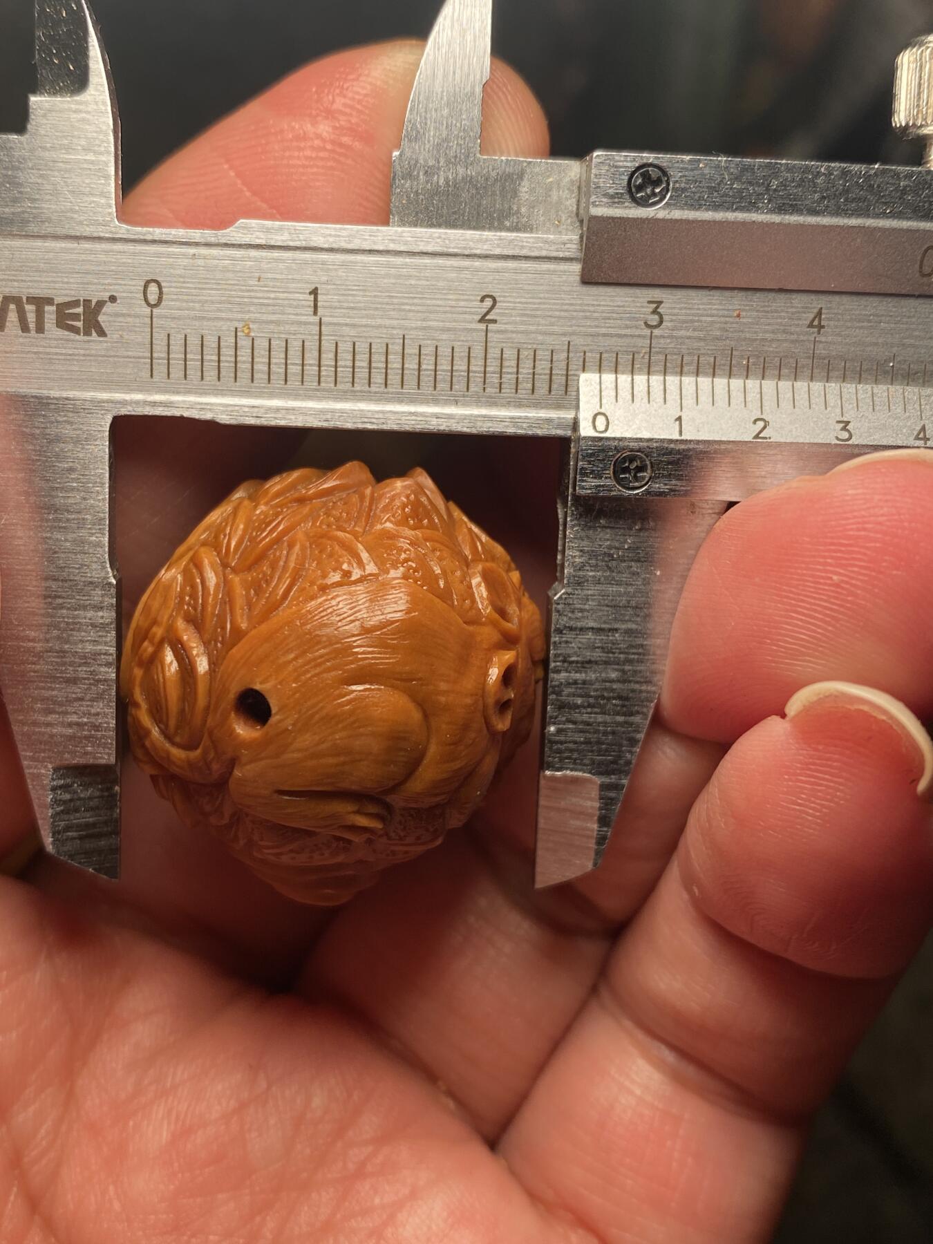 捡漏苏州非物质文化遗产，核雕艺术老苏工 福利苏工核雕纯手工铁核数钱三通，雕工深峻，个性十足，等待有缘人，尺寸2。7x2.9,目前核界最大尺寸喜欢的来