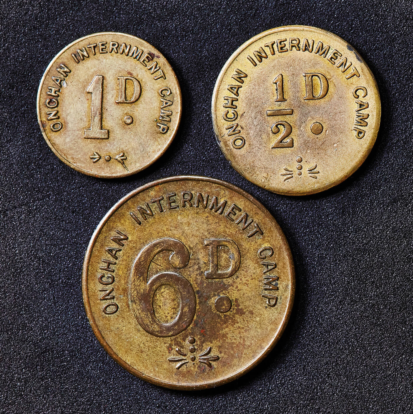 【俄甄集藏】满园春色-2026年(051)04-22星期三 晚 19:30 全场包邮 英属马恩岛1940-1945年二战盟军翁昌战俘营1/2便士、1便士、6便士代用铜币3枚一组，少见品种