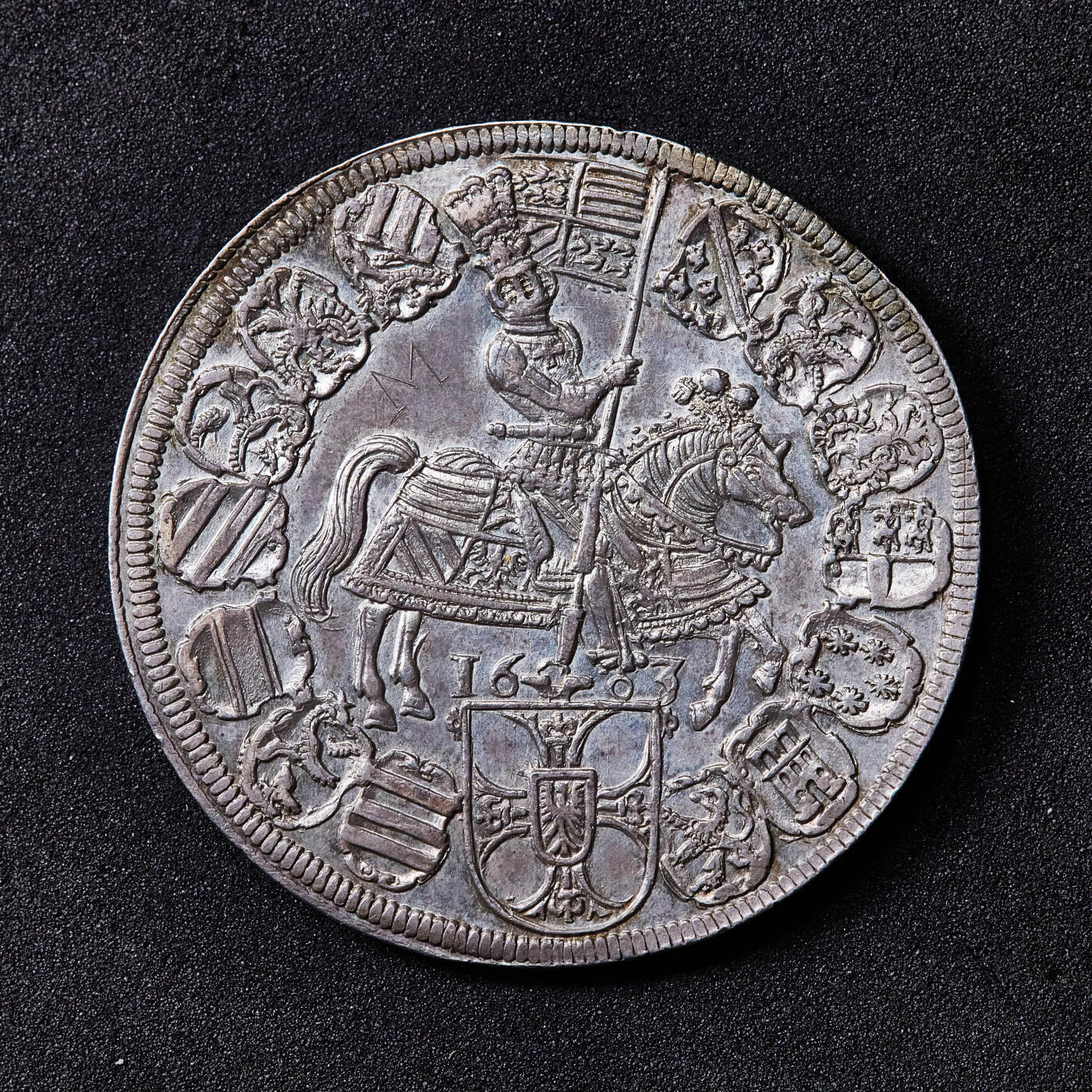 【俄甄集藏】满园春色-2026年(051)04-22星期三 晚 19:30 全场包邮 神圣罗马帝国-德国条顿骑士团1603年马克西米利安三世1泰勒大银币，打制周正，细节犀利，原味状态，可惜圣骑士身后有涂鸦刻字“M”