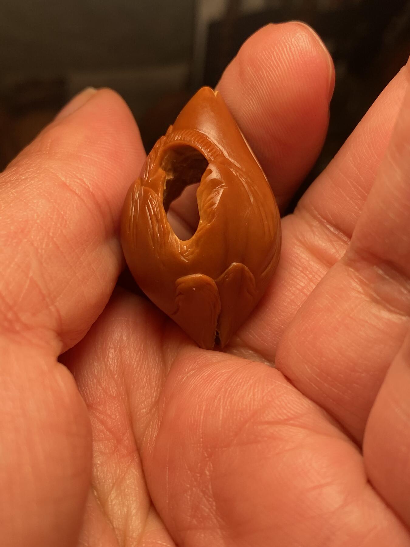 捡漏苏州非物质文化遗产，核雕艺术老苏工 福利苏工核雕纯手工风景无相单籽，雕工深峻，个性十足，等待有缘人，尺寸2.35x3。7喜欢的来