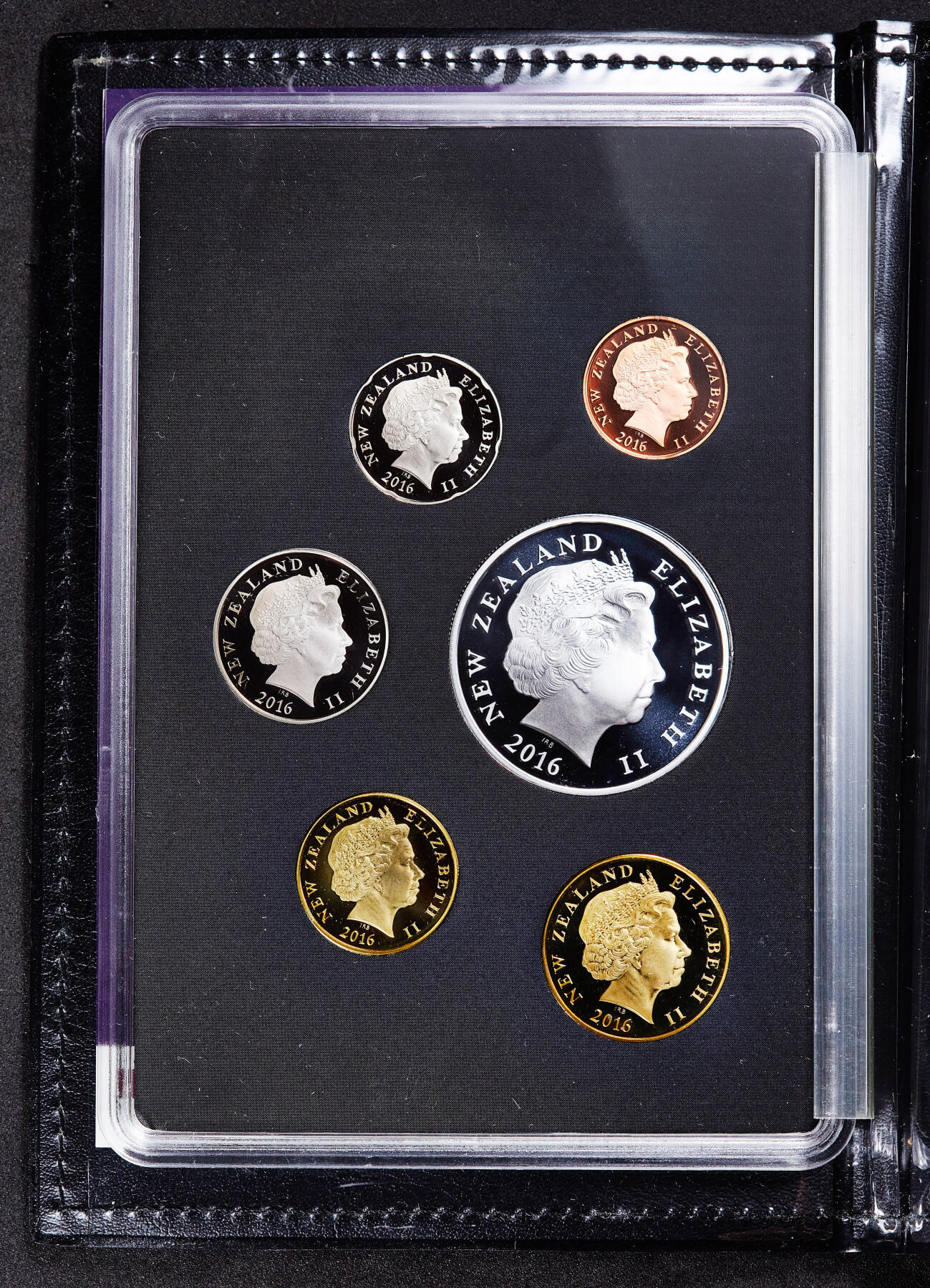 【俄甄集藏】满园春色-2026年(051)04-22星期三 晚 19:30 全场包邮 新西兰2016年纪念伊丽莎白二世90寿辰精制封装套币，含1枚镀金1盎司999纯银精制大银币，发行量1500套